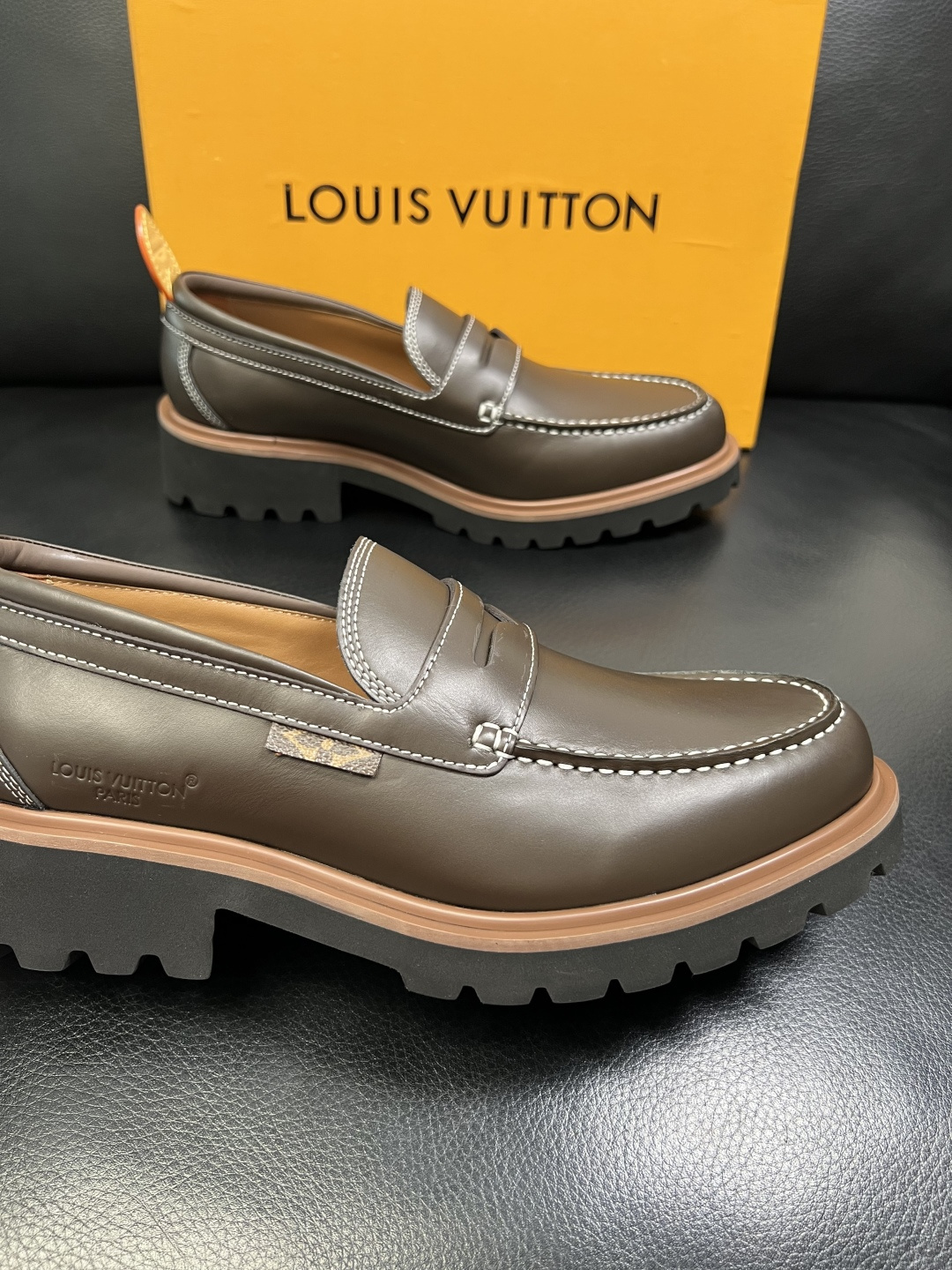 Lv 高品质 顶级代购 路易威登 皮鞋专柜同步，鞋面意大利进口，进口水染牛皮内里，鞋底：原厂特供原版底，