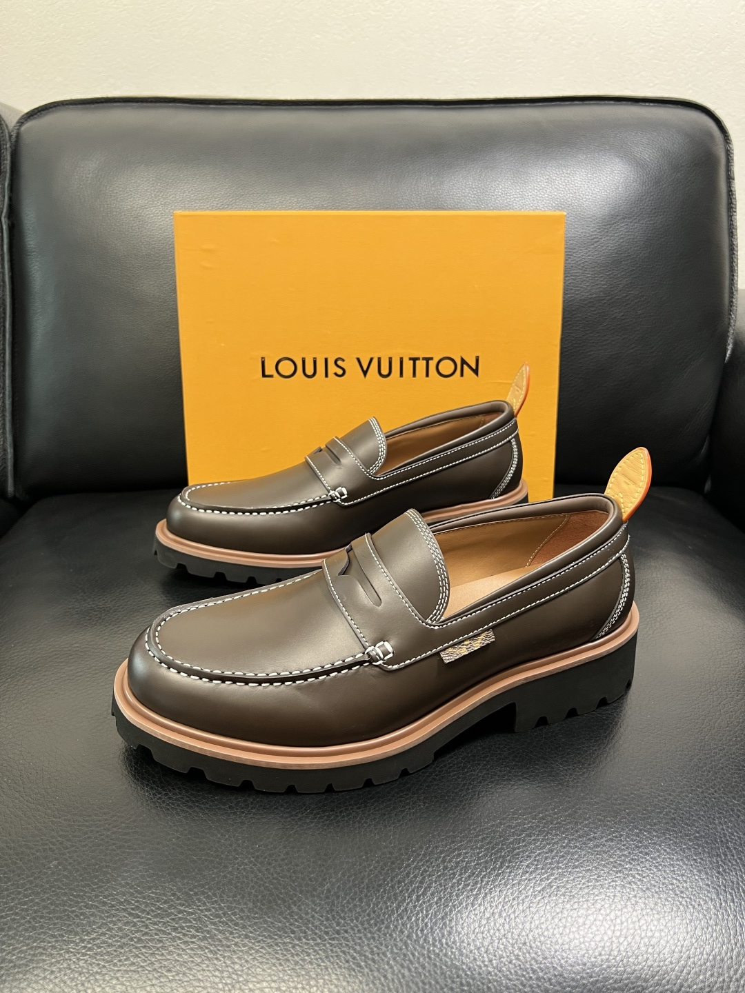 Lv 高品质 顶级代购 路易威登 皮鞋专柜同步，鞋面意大利进口，进口水染牛皮内里，鞋底：原厂特供原版底，