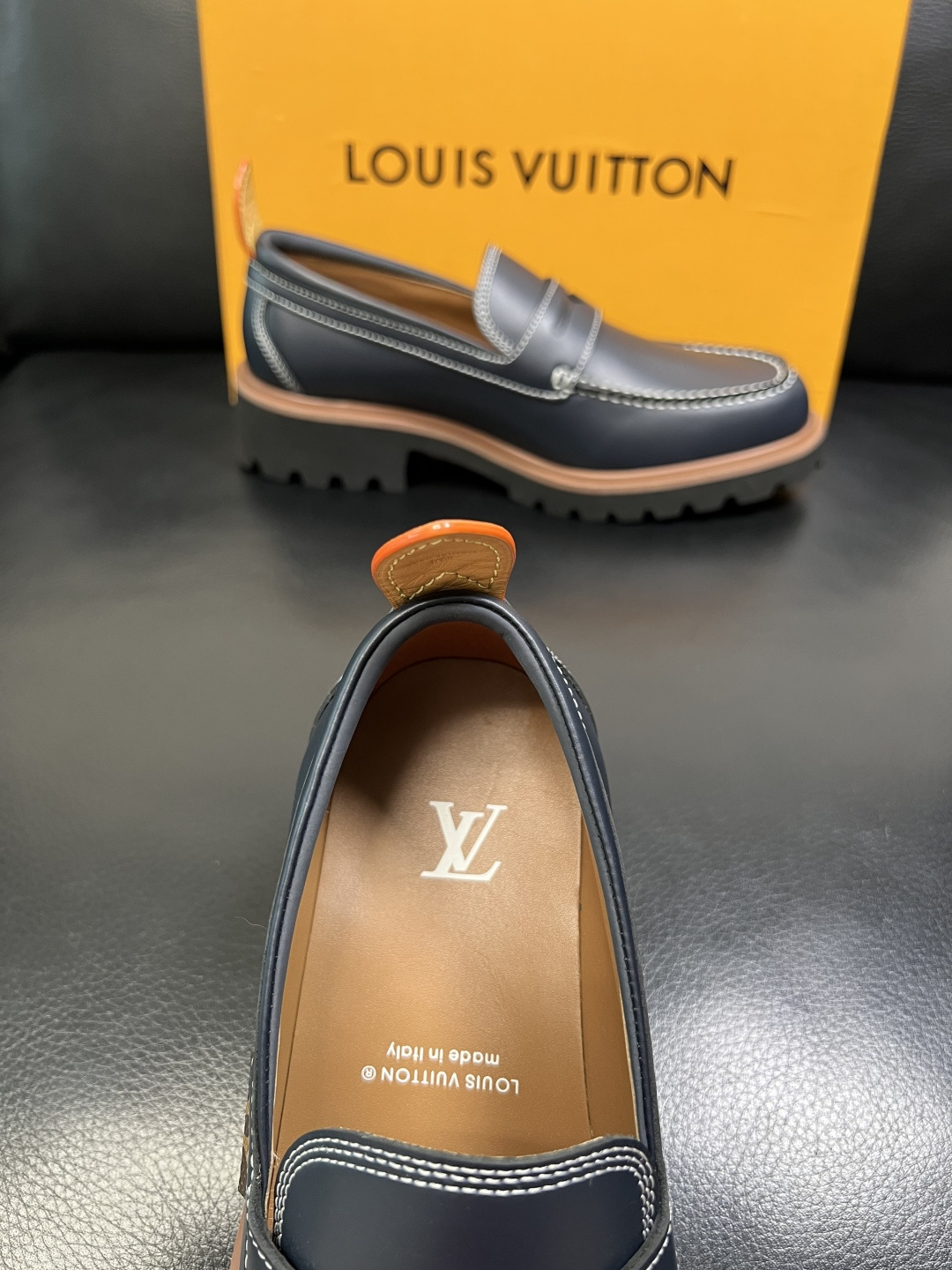 Lv 高品质 顶级代购 路易威登 皮鞋专柜同步，鞋面意大利进口，进口水染牛皮内里，鞋底：原厂特供原版底，