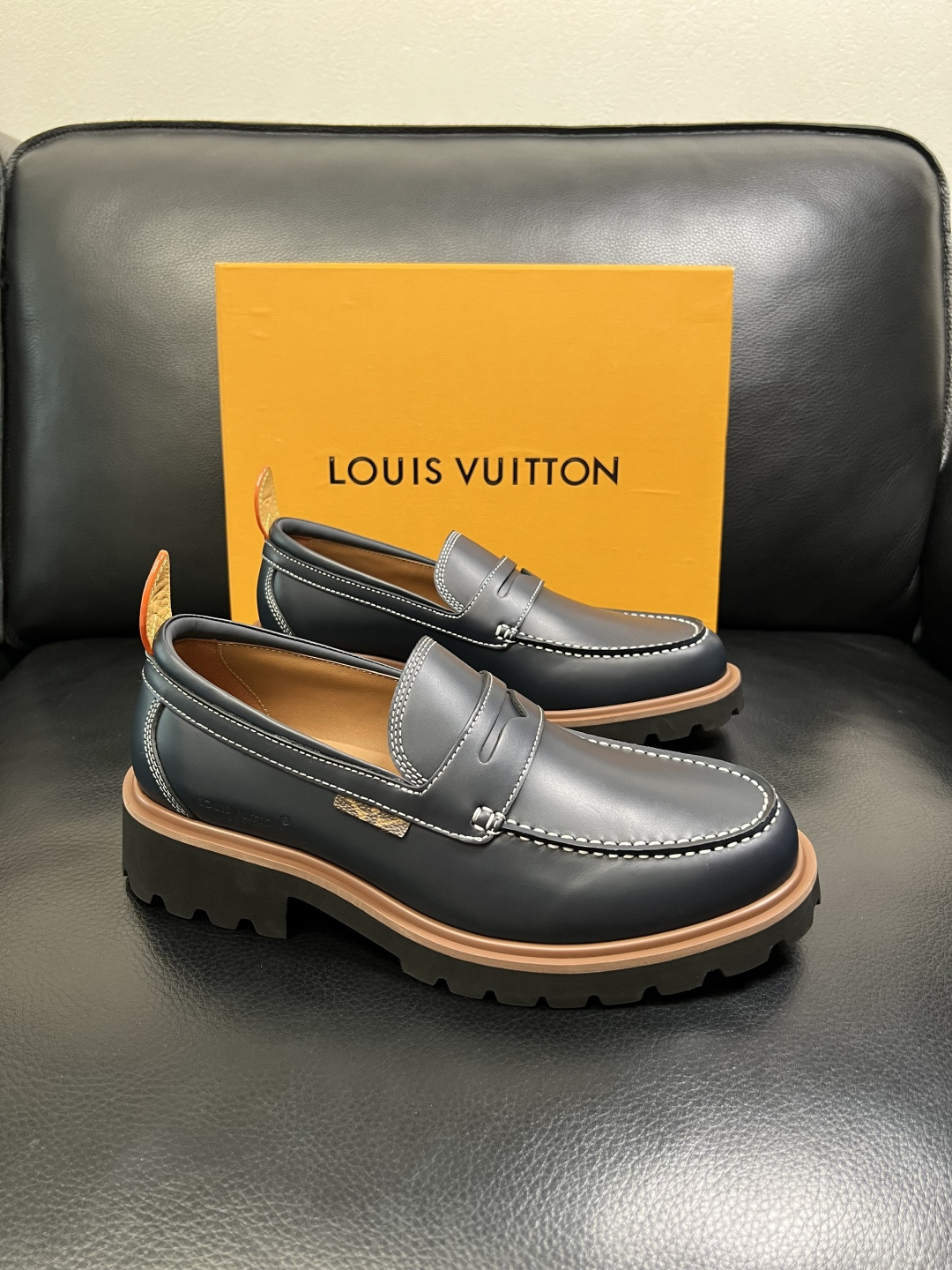 Lv 高品质 顶级代购 路易威登 皮鞋专柜同步，鞋面意大利进口，进口水染牛皮内里，鞋底：原厂特供原版底，