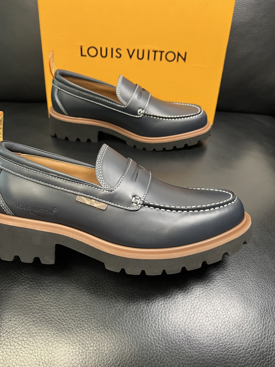 Lv 高品质 顶级代购 路易威登 皮鞋专柜同步，鞋面意大利进口，进口水染牛皮内里，鞋底：原厂特供原版底，