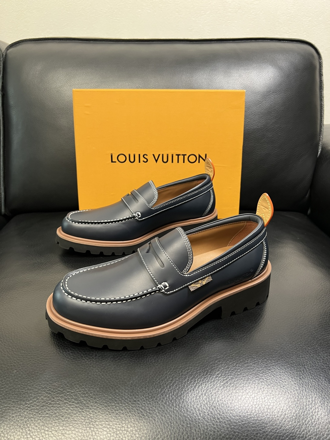 Lv 高品质 顶级代购 路易威登 皮鞋专柜同步，鞋面意大利进口，进口水染牛皮内里，鞋底：原厂特供原版底，