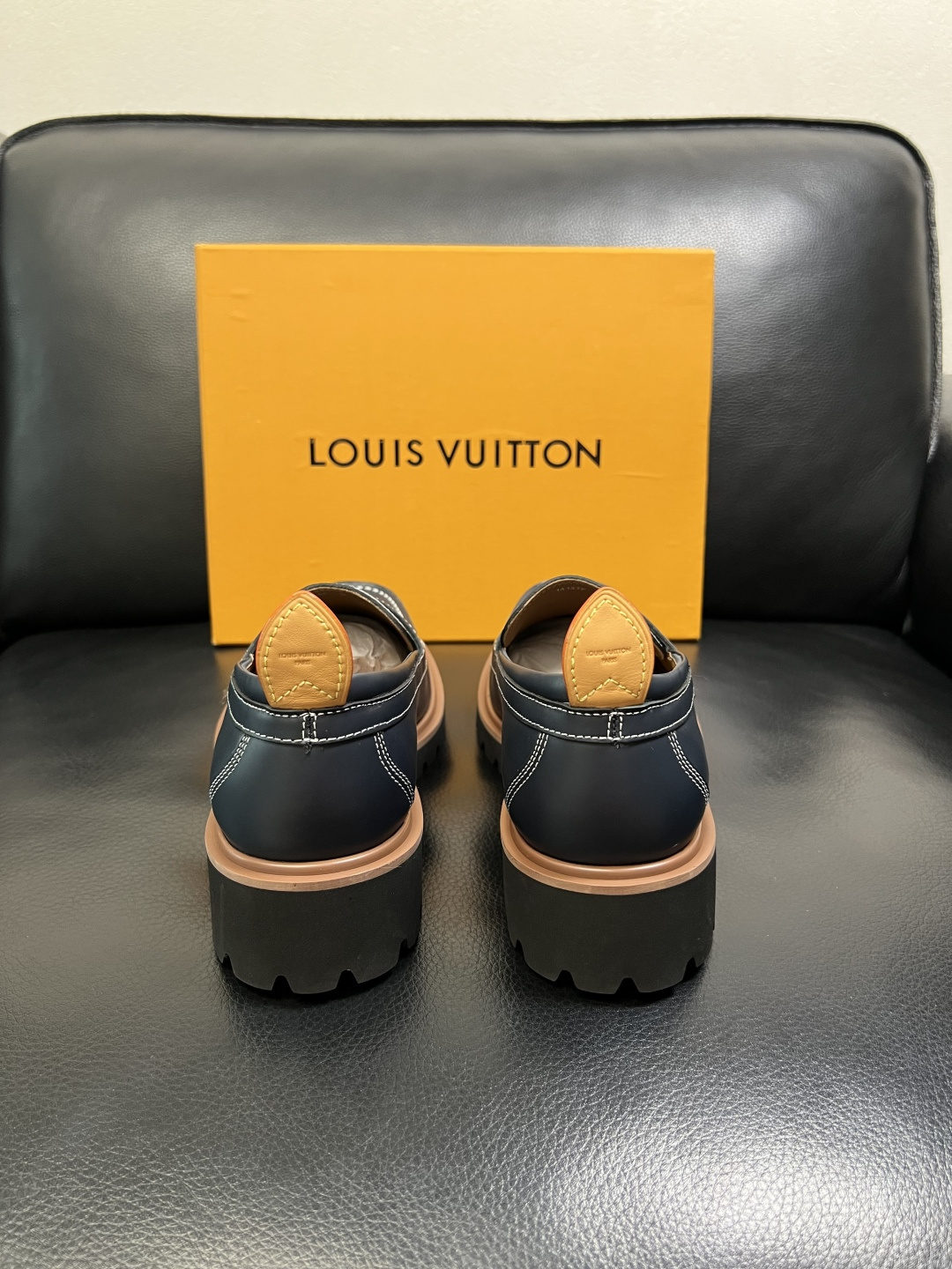 Lv 高品质 顶级代购 路易威登 皮鞋专柜同步，鞋面意大利进口，进口水染牛皮内里，鞋底：原厂特供原版底，