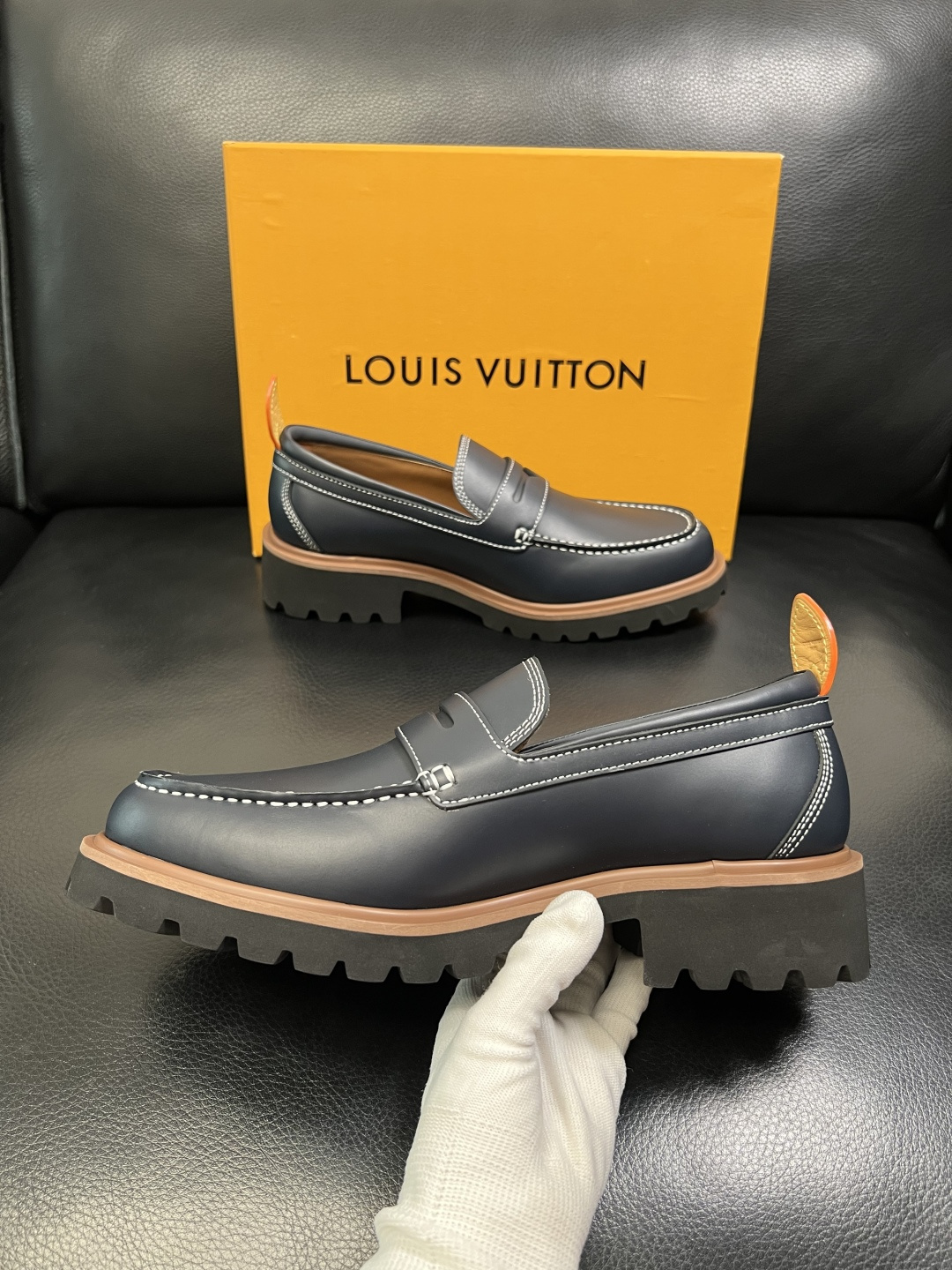 Lv 高品质 顶级代购 路易威登 皮鞋专柜同步，鞋面意大利进口，进口水染牛皮内里，鞋底：原厂特供原版底，