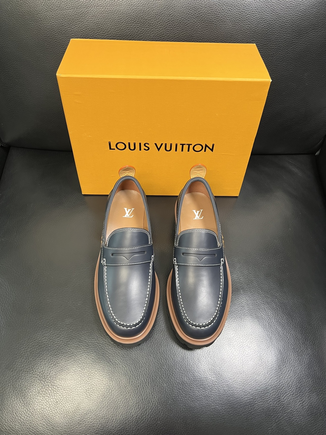 Lv 高品质 顶级代购 路易威登 皮鞋专柜同步，鞋面意大利进口，进口水染牛皮内里，鞋底：原厂特供原版底，