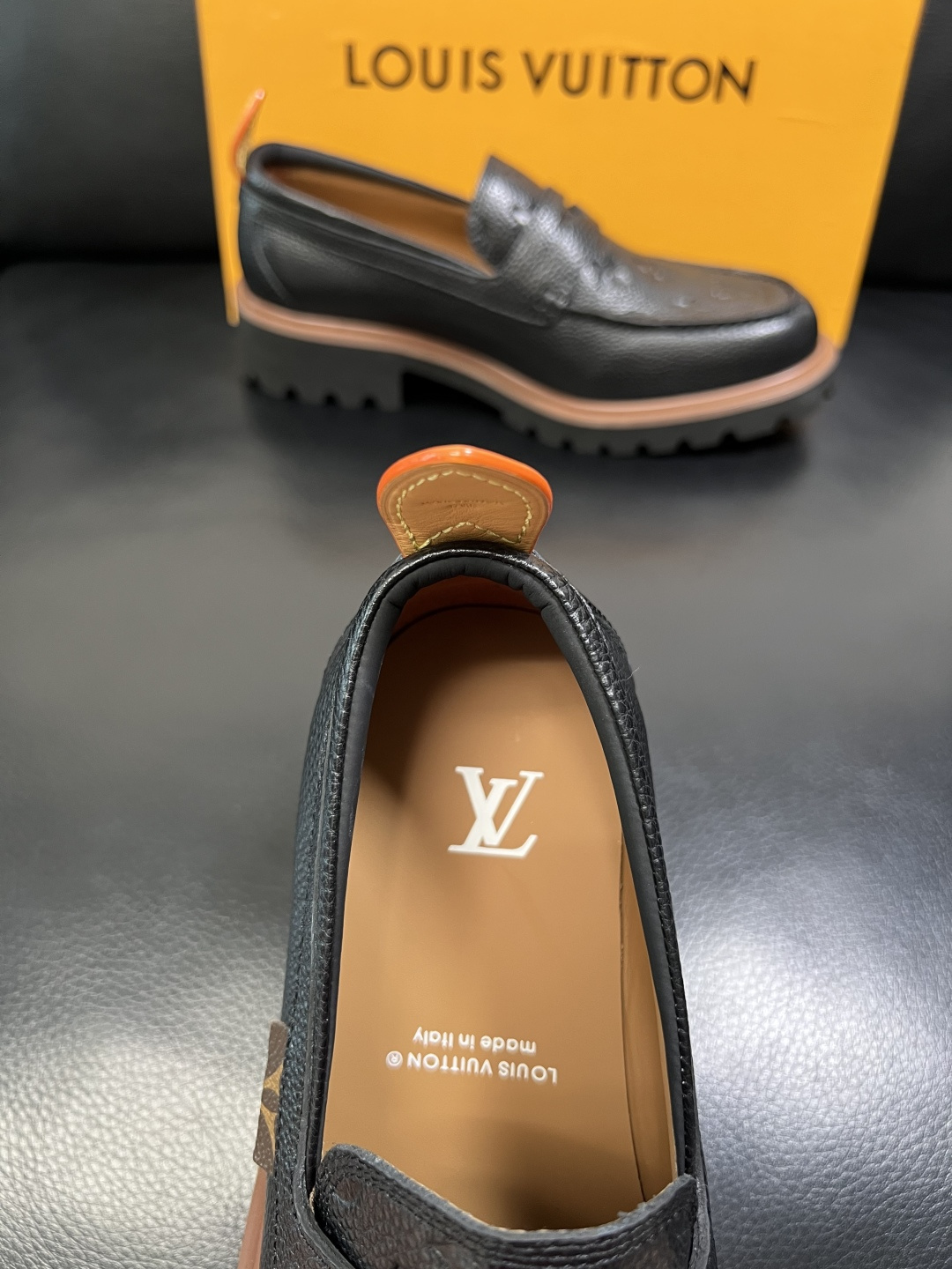 Lv 高品质 顶级代购 路易威登 皮鞋专柜同步，鞋面意大利进口，进口水染牛皮内里，鞋底：原厂特供原版底，