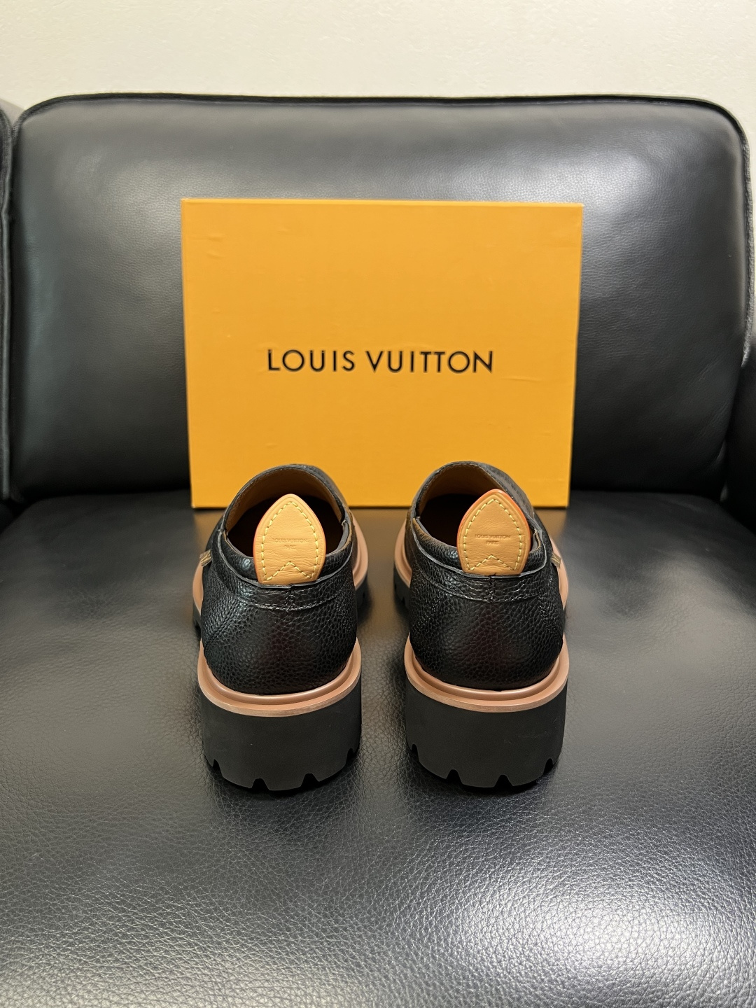 Lv 高品质 顶级代购 路易威登 皮鞋专柜同步，鞋面意大利进口，进口水染牛皮内里，鞋底：原厂特供原版底，