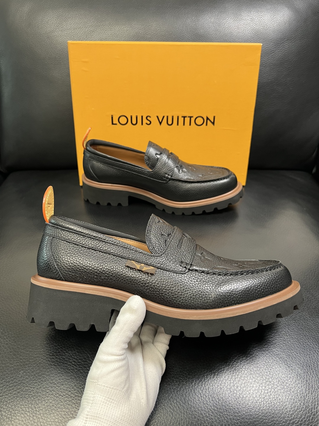 Lv 高品质 顶级代购 路易威登 皮鞋专柜同步，鞋面意大利进口，进口水染牛皮内里，鞋底：原厂特供原版底，