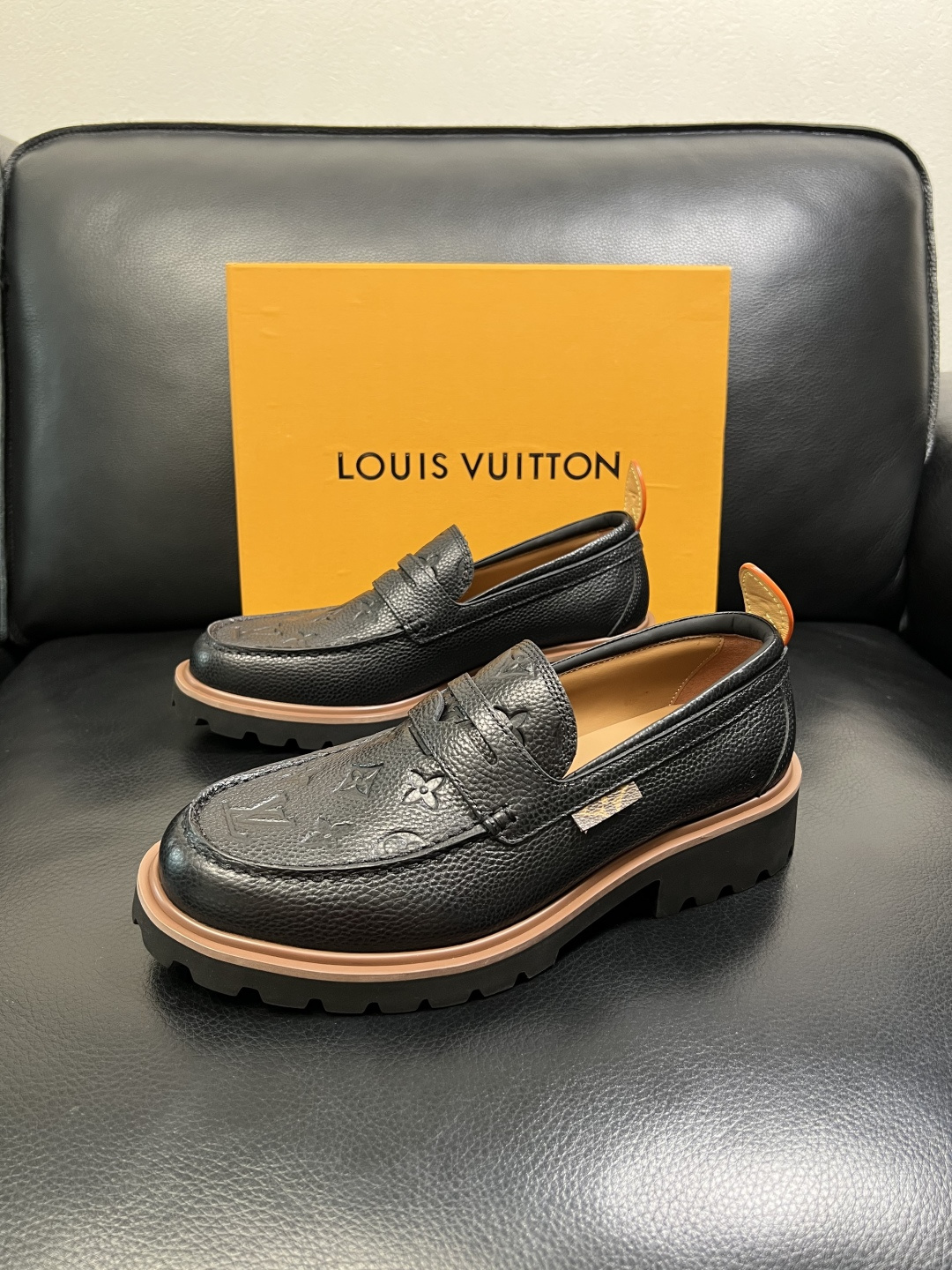 Lv 高品质 顶级代购 路易威登 皮鞋专柜同步，鞋面意大利进口，进口水染牛皮内里，鞋底：原厂特供原版底，