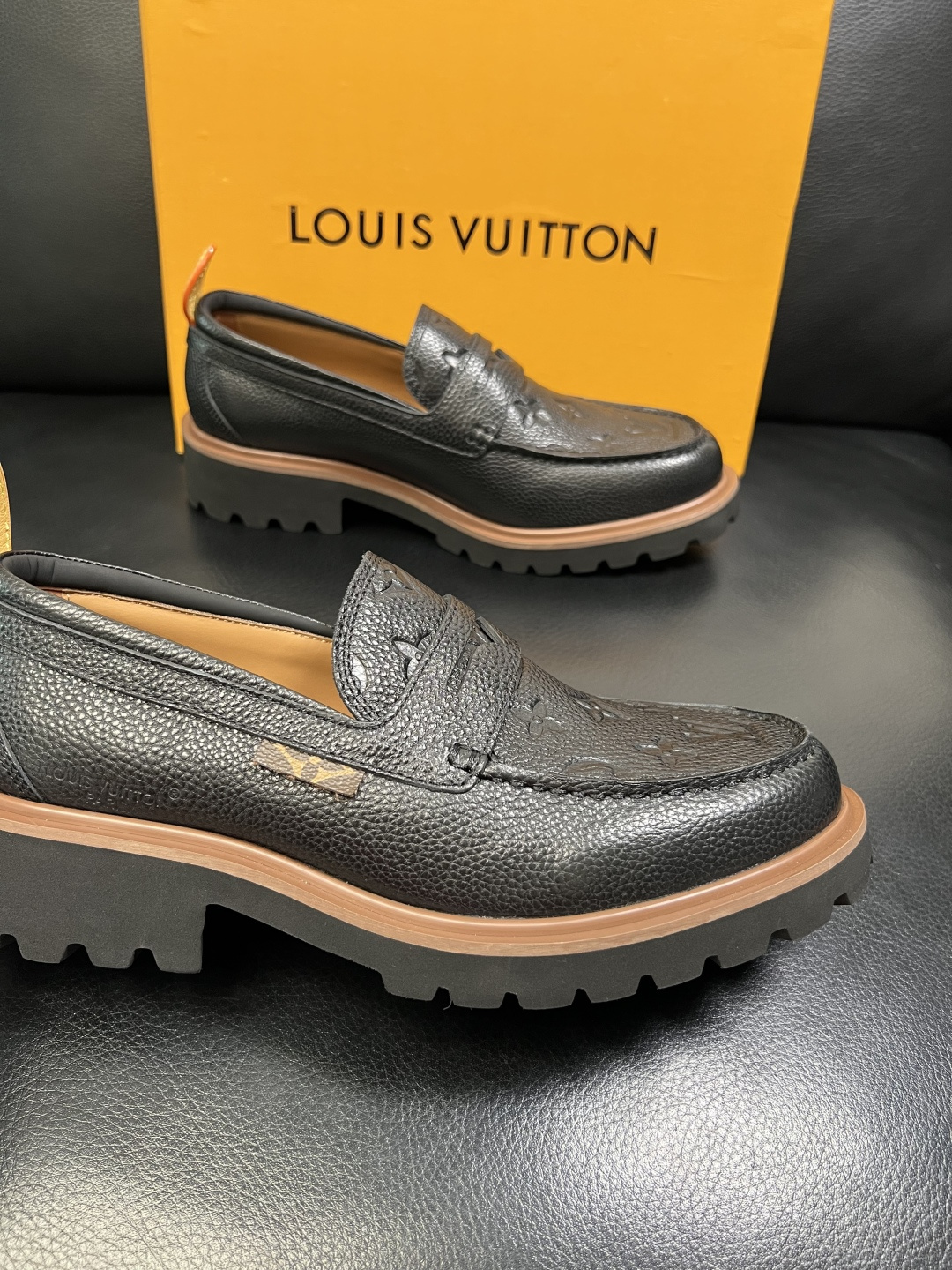 Lv 高品质 顶级代购 路易威登 皮鞋专柜同步，鞋面意大利进口，进口水染牛皮内里，鞋底：原厂特供原版底，