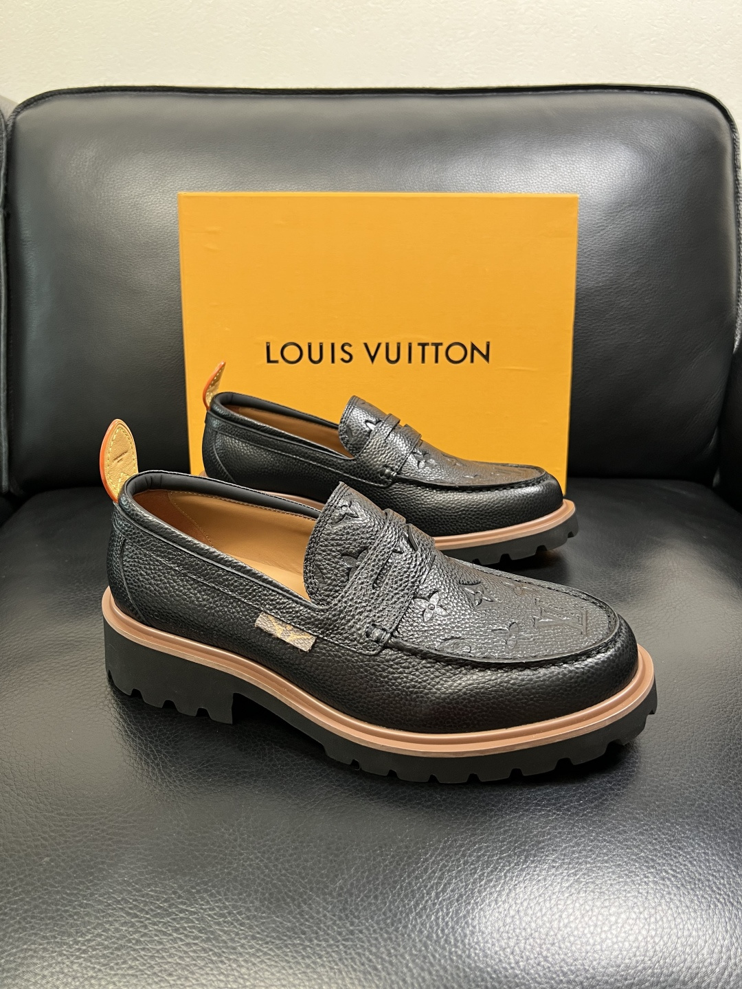 Lv 高品质 顶级代购 路易威登 皮鞋专柜同步，鞋面意大利进口，进口水染牛皮内里，鞋底：原厂特供原版底，