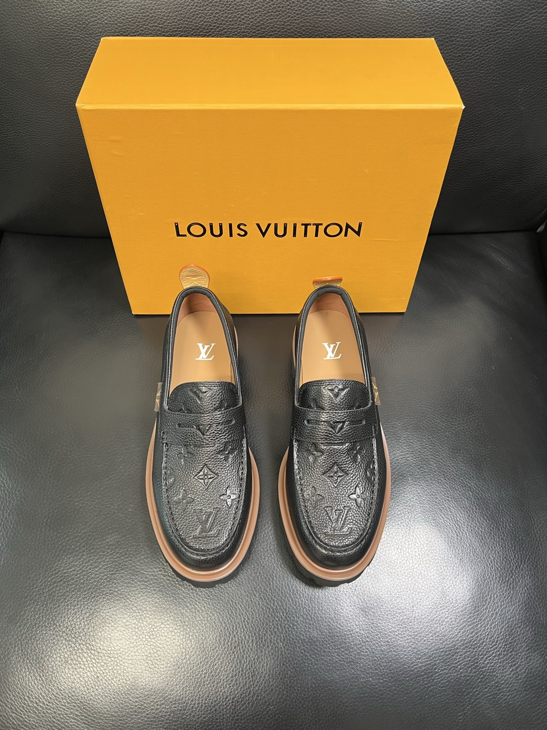 Lv 高品质 顶级代购 路易威登 皮鞋专柜同步，鞋面意大利进口，进口水染牛皮内里，鞋底：原厂特供原版底，