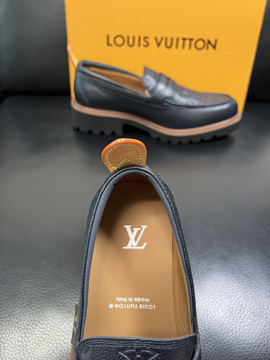 Lv 高品质 顶级代购 路易威登 皮鞋专柜同步，鞋面意大利进口，进口水染牛皮内里，鞋底：原厂特供原版底，