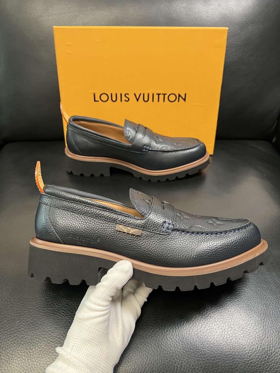 Lv 高品质 顶级代购 路易威登 皮鞋专柜同步，鞋面意大利进口，进口水染牛皮内里，鞋底：原厂特供原版底，