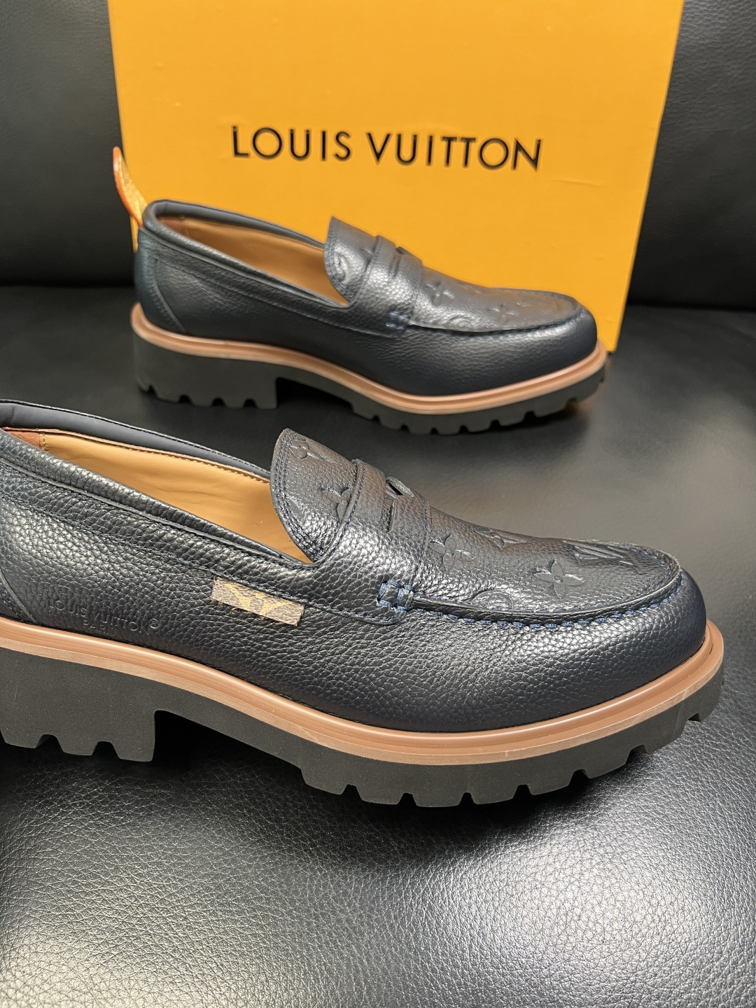 Lv 高品质 顶级代购 路易威登 皮鞋专柜同步，鞋面意大利进口，进口水染牛皮内里，鞋底：原厂特供原版底，