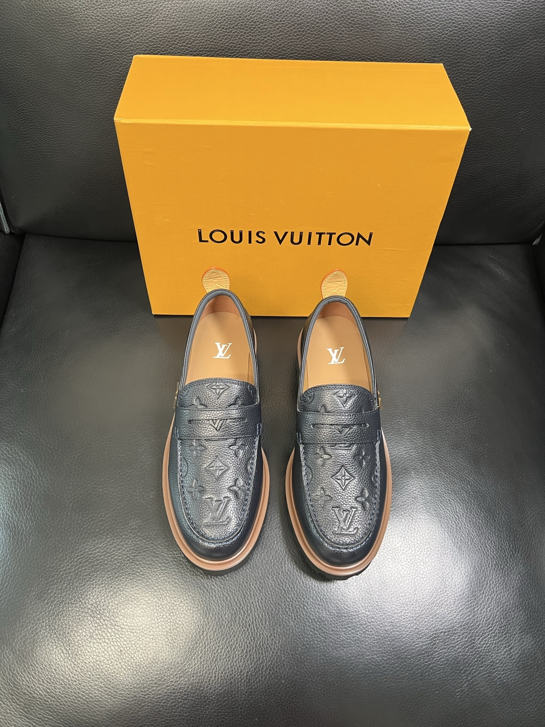 Lv 高品质 顶级代购 路易威登 皮鞋专柜同步，鞋面意大利进口，进口水染牛皮内里，鞋底：原厂特供原版底，