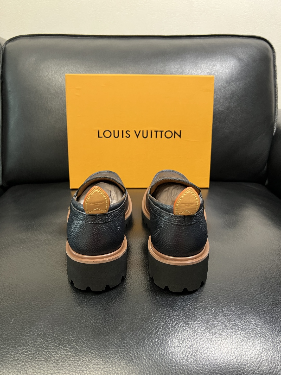 Lv 高品质 顶级代购 路易威登 皮鞋专柜同步，鞋面意大利进口，进口水染牛皮内里，鞋底：原厂特供原版底，