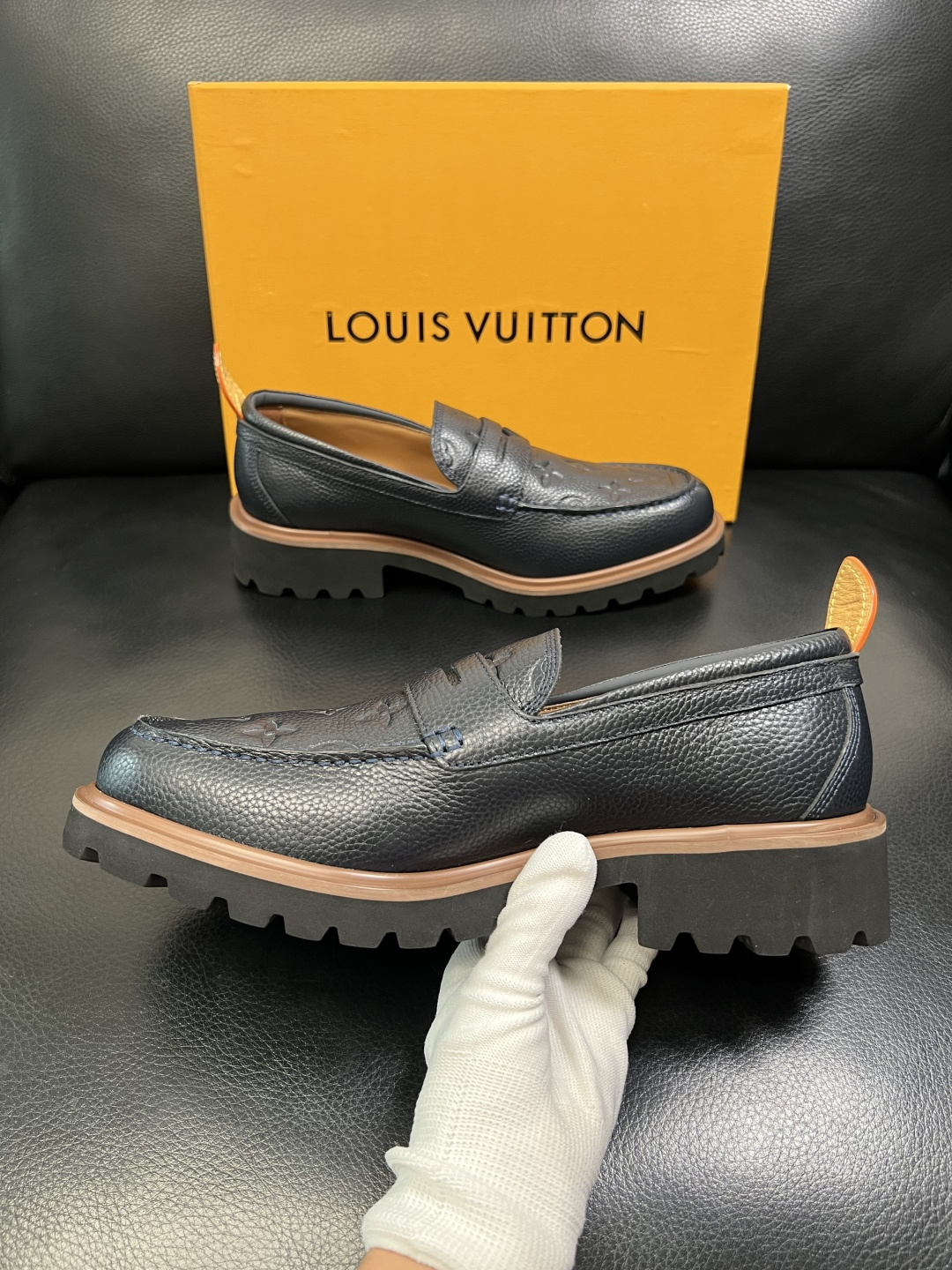 Lv 高品质 顶级代购 路易威登 皮鞋专柜同步，鞋面意大利进口，进口水染牛皮内里，鞋底：原厂特供原版底，