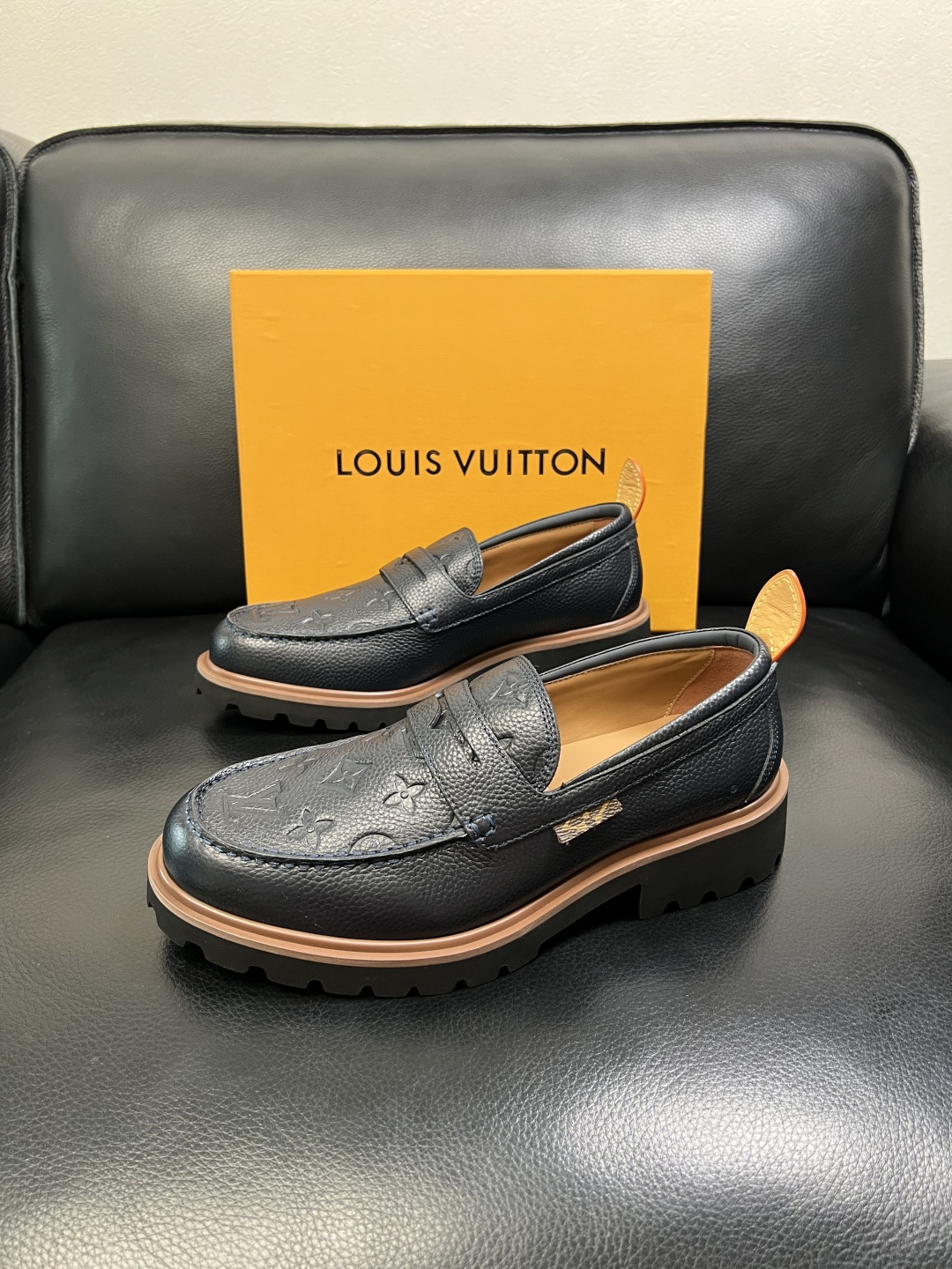 Lv 高品质 顶级代购 路易威登 皮鞋专柜同步，鞋面意大利进口，进口水染牛皮内里，鞋底：原厂特供原版底，