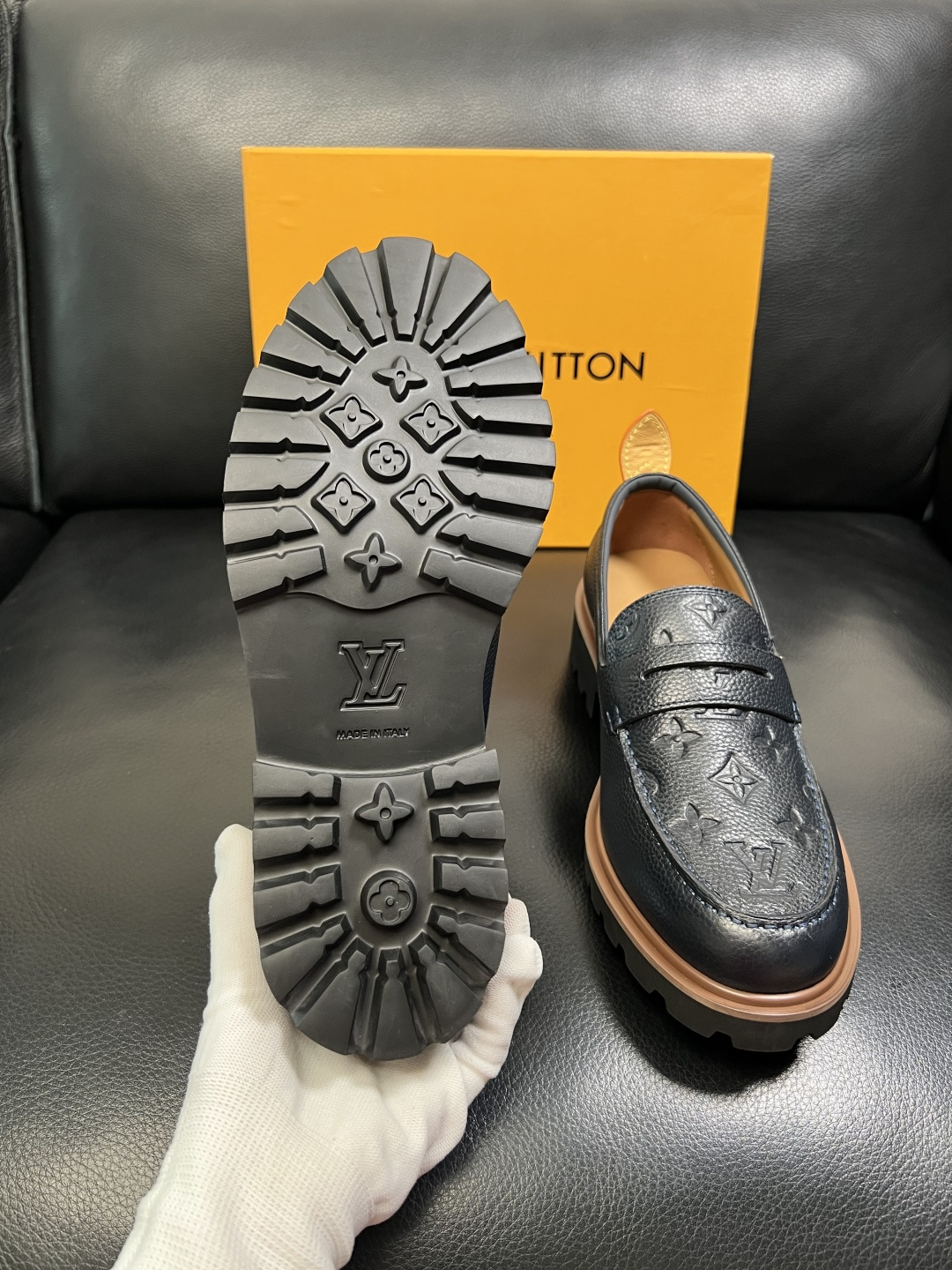 Lv 高品质 顶级代购 路易威登 皮鞋专柜同步，鞋面意大利进口，进口水染牛皮内里，鞋底：原厂特供原版底，