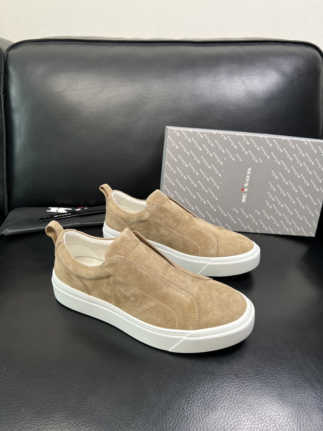 NO:756493,kiton high-quality top handicrafts, new products at the counter at the same time, uppers imported from Italy cowhide fabric, imported water-dyed cowhide lining, original soles specially provided by the original factory, exclusive movable molded soles super comfortable, original factory follow-up goods, code number 39-44 (customized 45 46),,cowhide19860909kiton 高品质顶级工艺品 专柜新品同步,鞋面意大利进口牛皮面料,进口水染牛皮内里垫,鞋底原厂特供原版底,独家活动成型底超级舒适,原厂跟单货, 码数 39-44 (订做45 46 ),,cowhide,Men's shoes