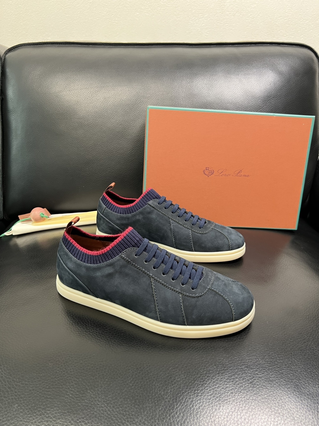 NO:756495,Loro piana is a high-quality top handicraft. The new product counter is equipped with the original factory configuration. The upper is imported cowhide fabric from Italy. High-quality splicing technology. The sole is specially provided by the original factory. The exclusive molded sole is super comfortable. The original factory follows the order. The code number is 39-44 (order 45 46), loro piana, cowhide19860909Loro piana 高品质 顶级工艺品 诺悠翩雅 新品专柜同步原厂配置,鞋面意大利进口牛皮面料,高品质拼接工艺,鞋底原厂特供原版底,独家活动成型底超级舒适,原厂跟单货,码数 39-44（ 订 45 46）,,loro piana,cowhide,Men's shoes