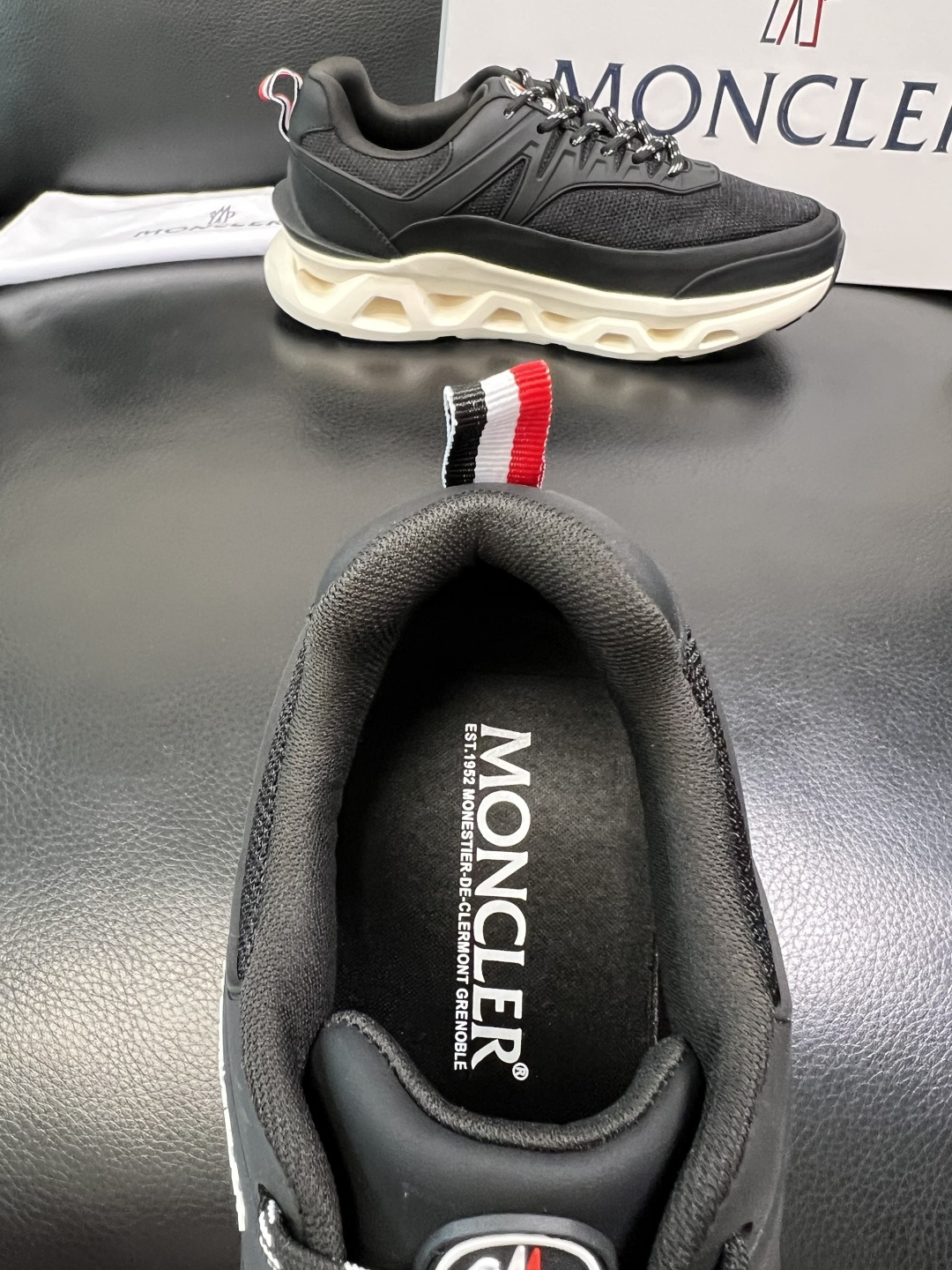 MONCLER 高品质 顶级工艺品 蒙口 新品专柜新款，原厂配置意大利进口牛皮搭配面料，高品质复杂拼接工