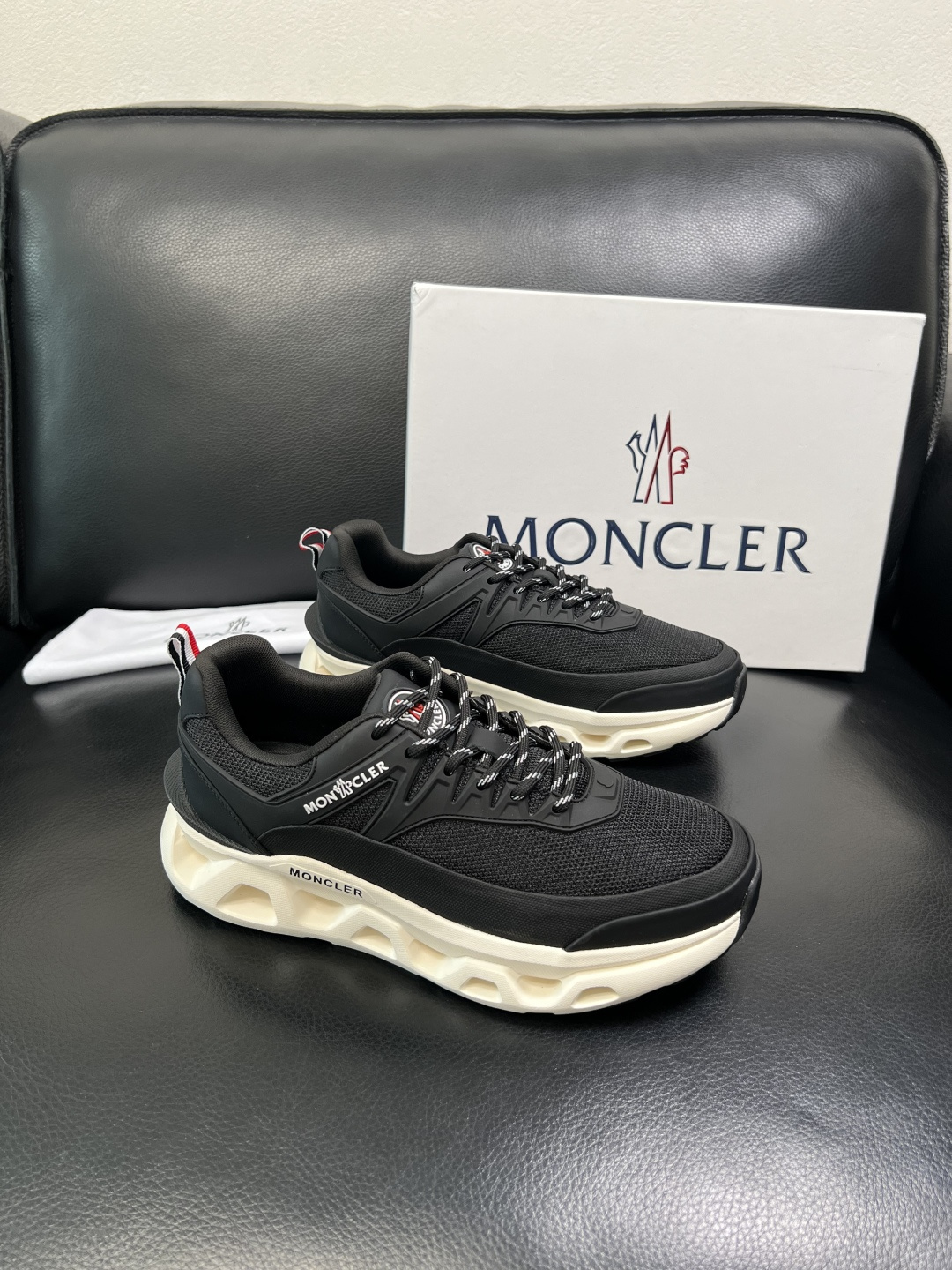 MONCLER 高品质 顶级工艺品 蒙口 新品专柜新款，原厂配置意大利进口牛皮搭配面料，高品质复杂拼接工
