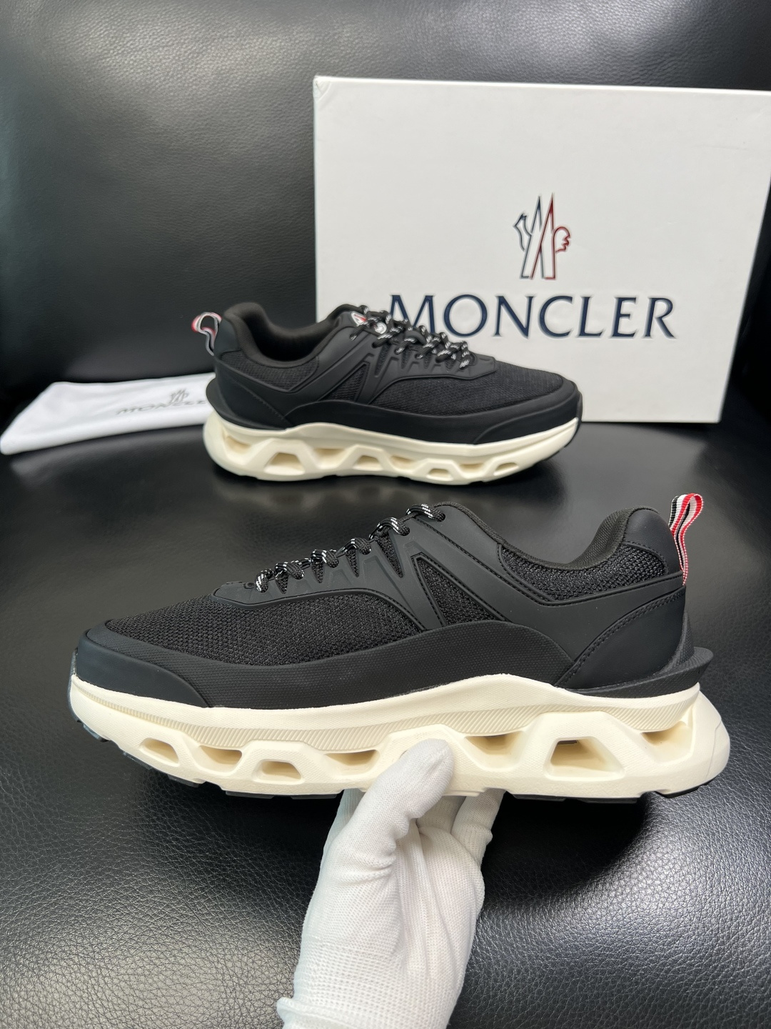 MONCLER 高品质 顶级工艺品 蒙口 新品专柜新款，原厂配置意大利进口牛皮搭配面料，高品质复杂拼接工
