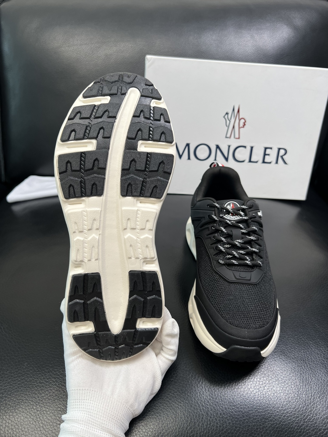 MONCLER 高品质 顶级工艺品 蒙口 新品专柜新款，原厂配置意大利进口牛皮搭配面料，高品质复杂拼接工