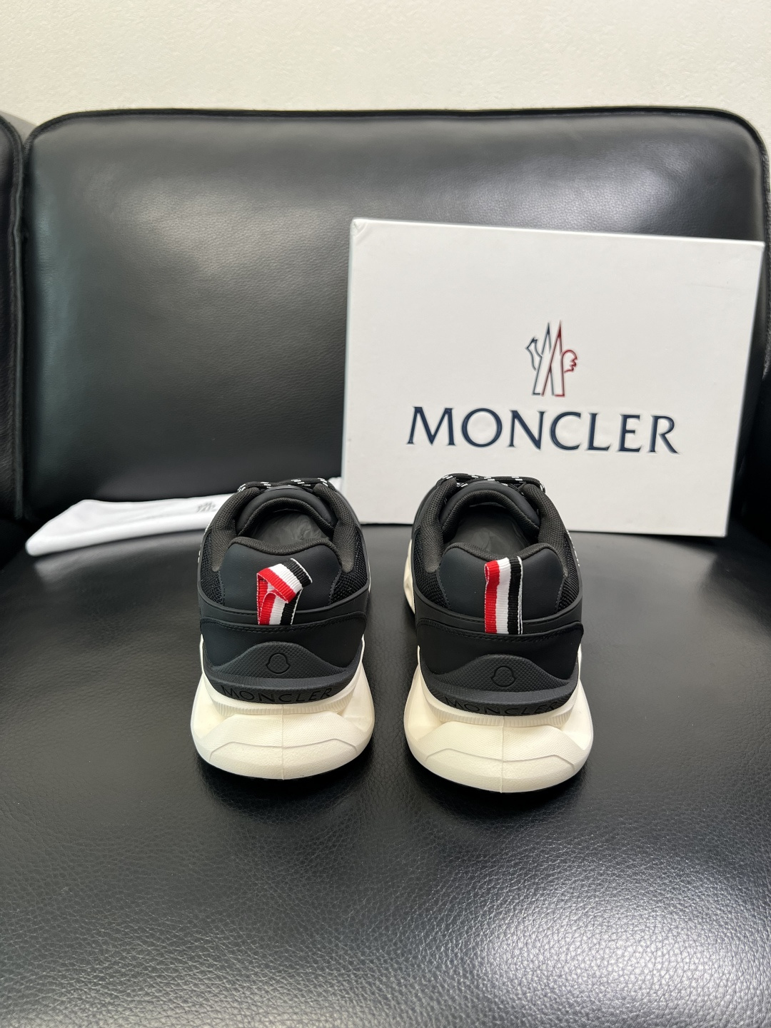 MONCLER 高品质 顶级工艺品 蒙口 新品专柜新款，原厂配置意大利进口牛皮搭配面料，高品质复杂拼接工