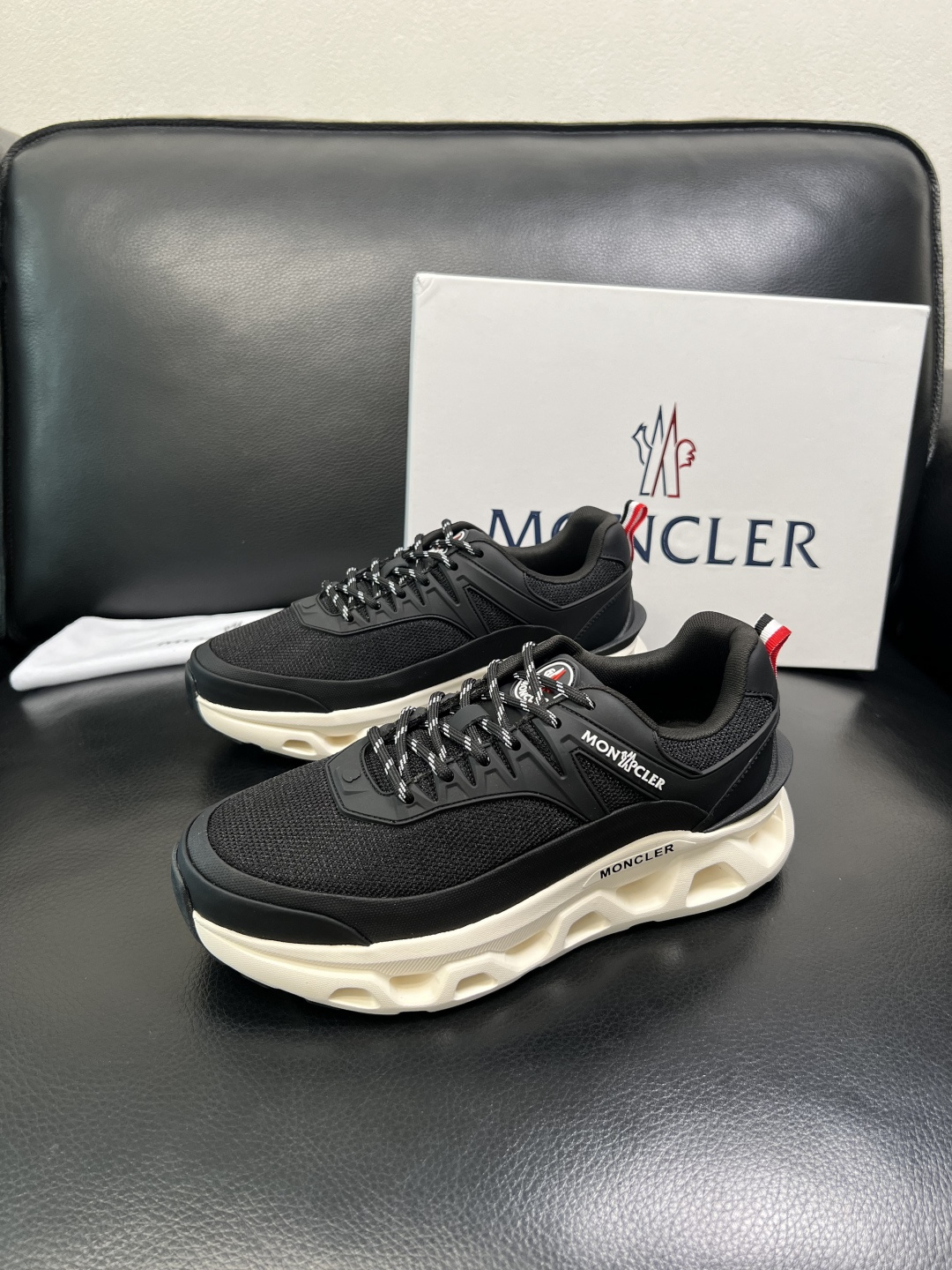 MONCLER 高品质 顶级工艺品 蒙口 新品专柜新款，原厂配置意大利进口牛皮搭配面料，高品质复杂拼接工