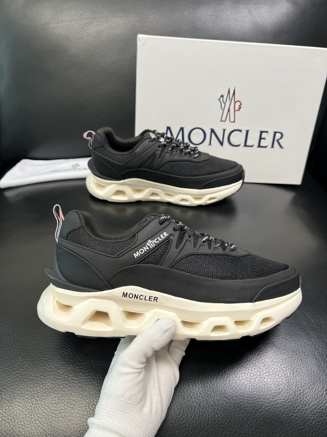 MONCLER 高品质 顶级工艺品 蒙口 新品专柜新款，原厂配置意大利进口牛皮搭配面料，高品质复杂拼接工