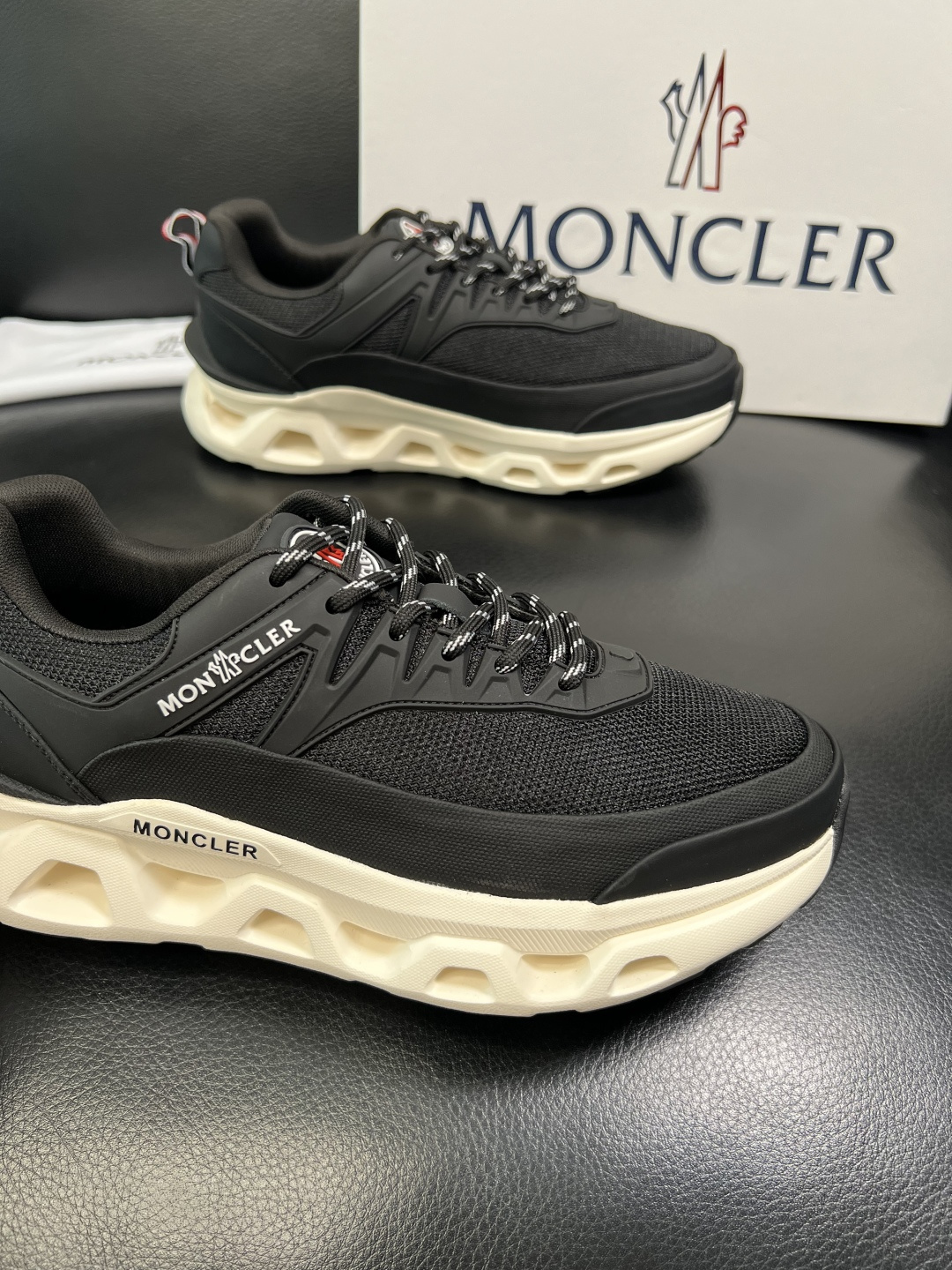 MONCLER 高品质 顶级工艺品 蒙口 新品专柜新款，原厂配置意大利进口牛皮搭配面料，高品质复杂拼接工