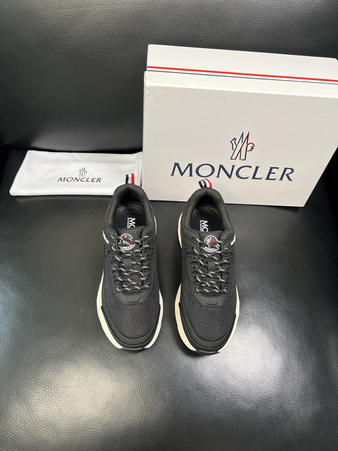 MONCLER 高品质 顶级工艺品 蒙口 新品专柜新款，原厂配置意大利进口牛皮搭配面料，高品质复杂拼接工