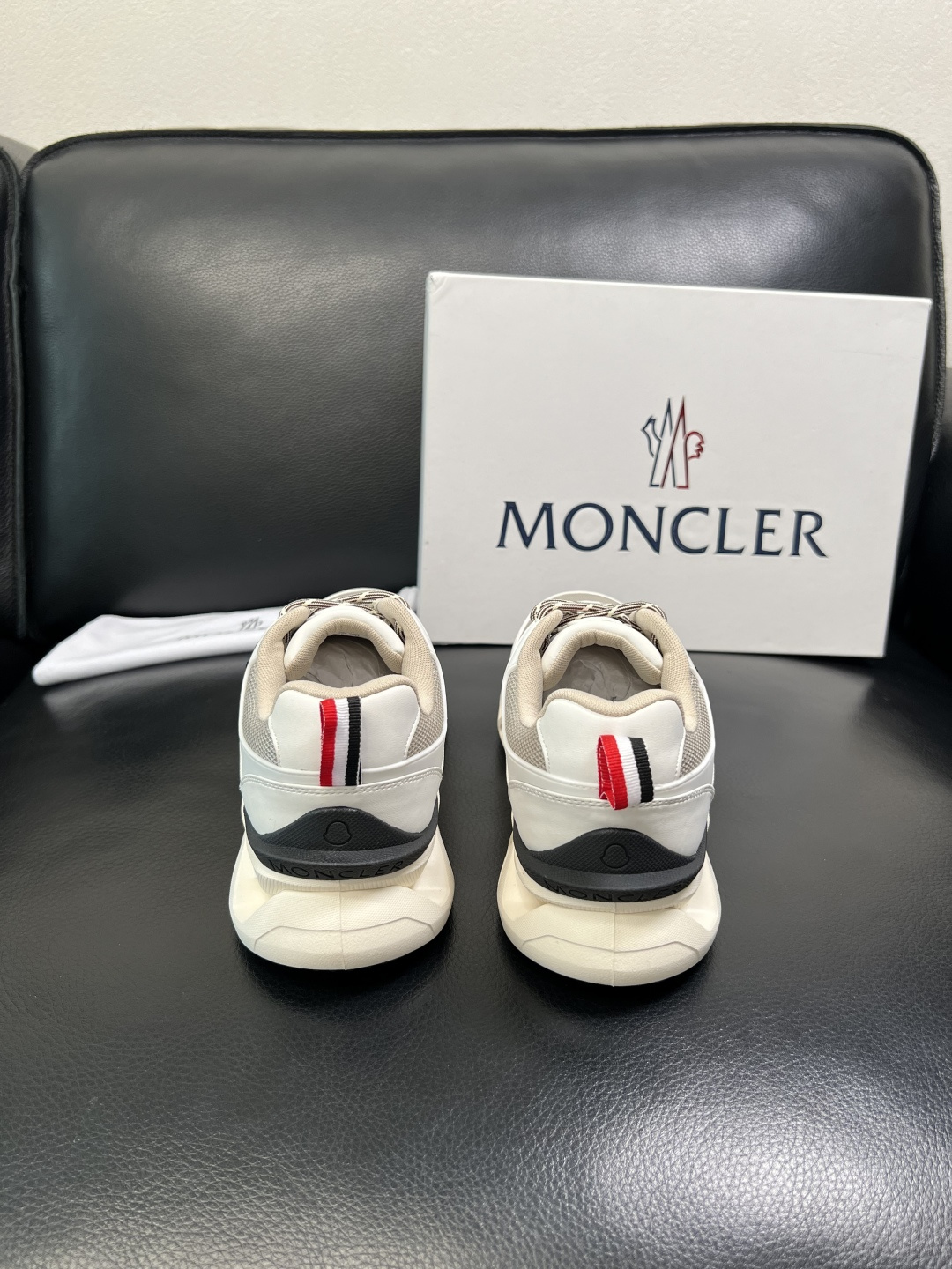 MONCLER 高品质 顶级工艺品 蒙口 新品专柜新款，原厂配置意大利进口牛皮搭配面料，高品质复杂拼接工