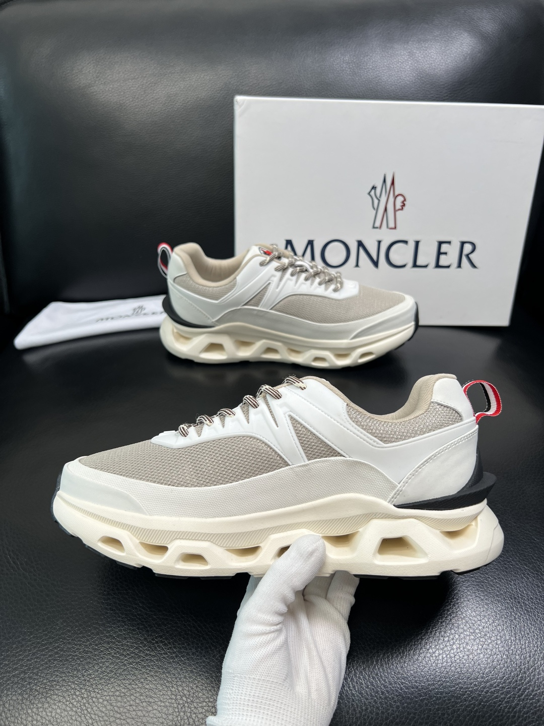 MONCLER 高品质 顶级工艺品 蒙口 新品专柜新款，原厂配置意大利进口牛皮搭配面料，高品质复杂拼接工