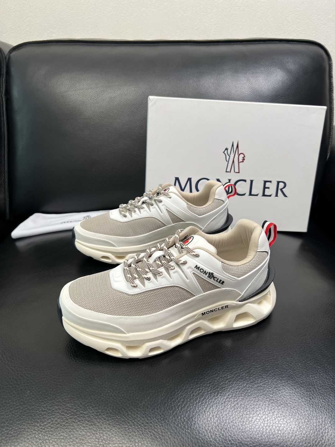 MONCLER 高品质 顶级工艺品 蒙口 新品专柜新款，原厂配置意大利进口牛皮搭配面料，高品质复杂拼接工