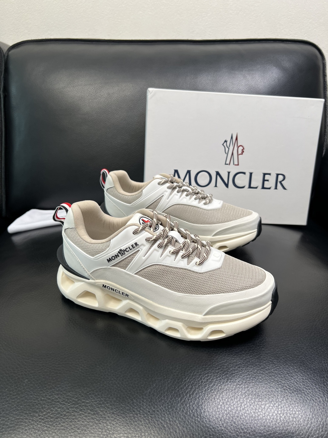 MONCLER 高品质 顶级工艺品 蒙口 新品专柜新款，原厂配置意大利进口牛皮搭配面料，高品质复杂拼接工