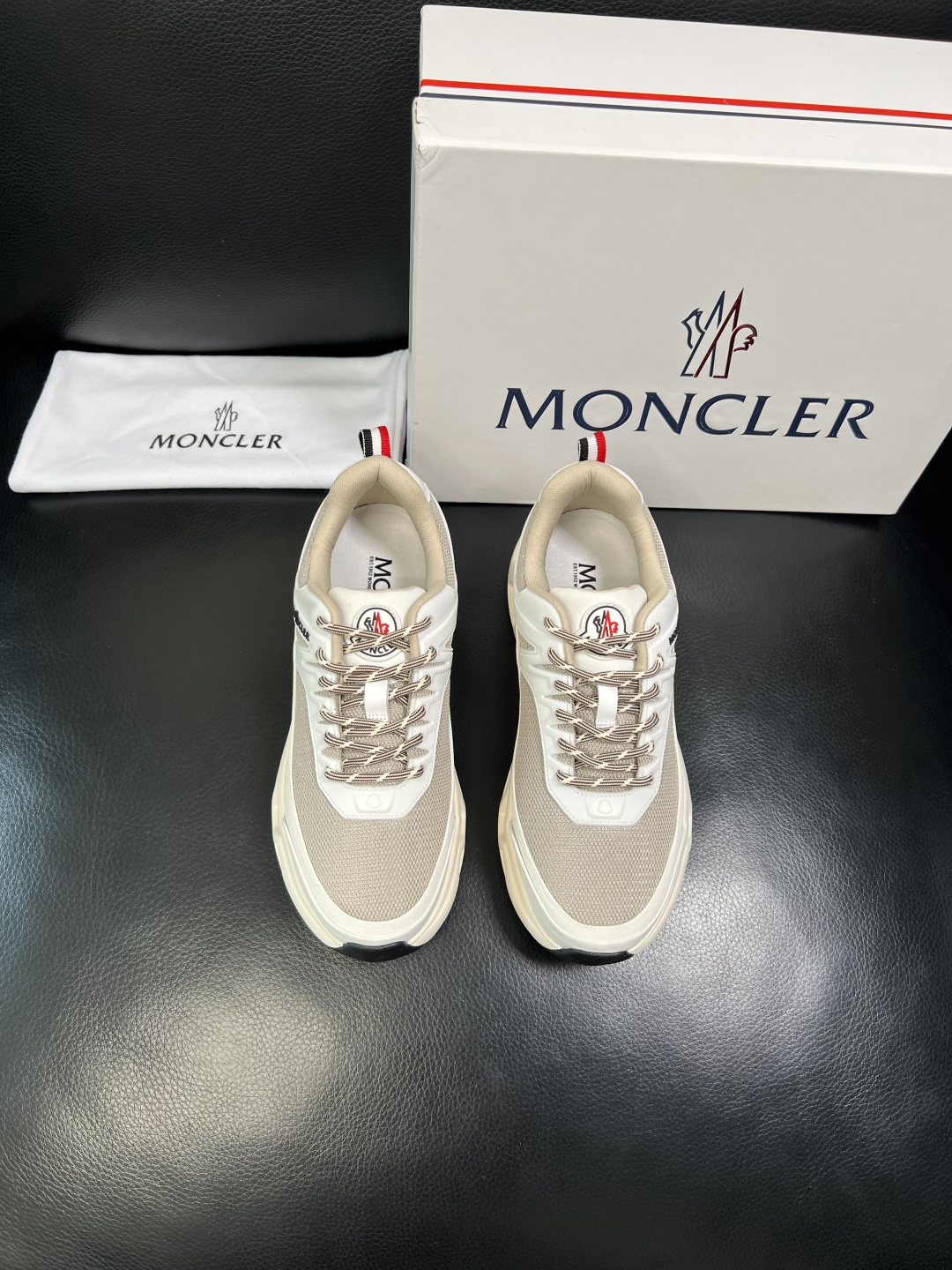 MONCLER 高品质 顶级工艺品 蒙口 新品专柜新款，原厂配置意大利进口牛皮搭配面料，高品质复杂拼接工