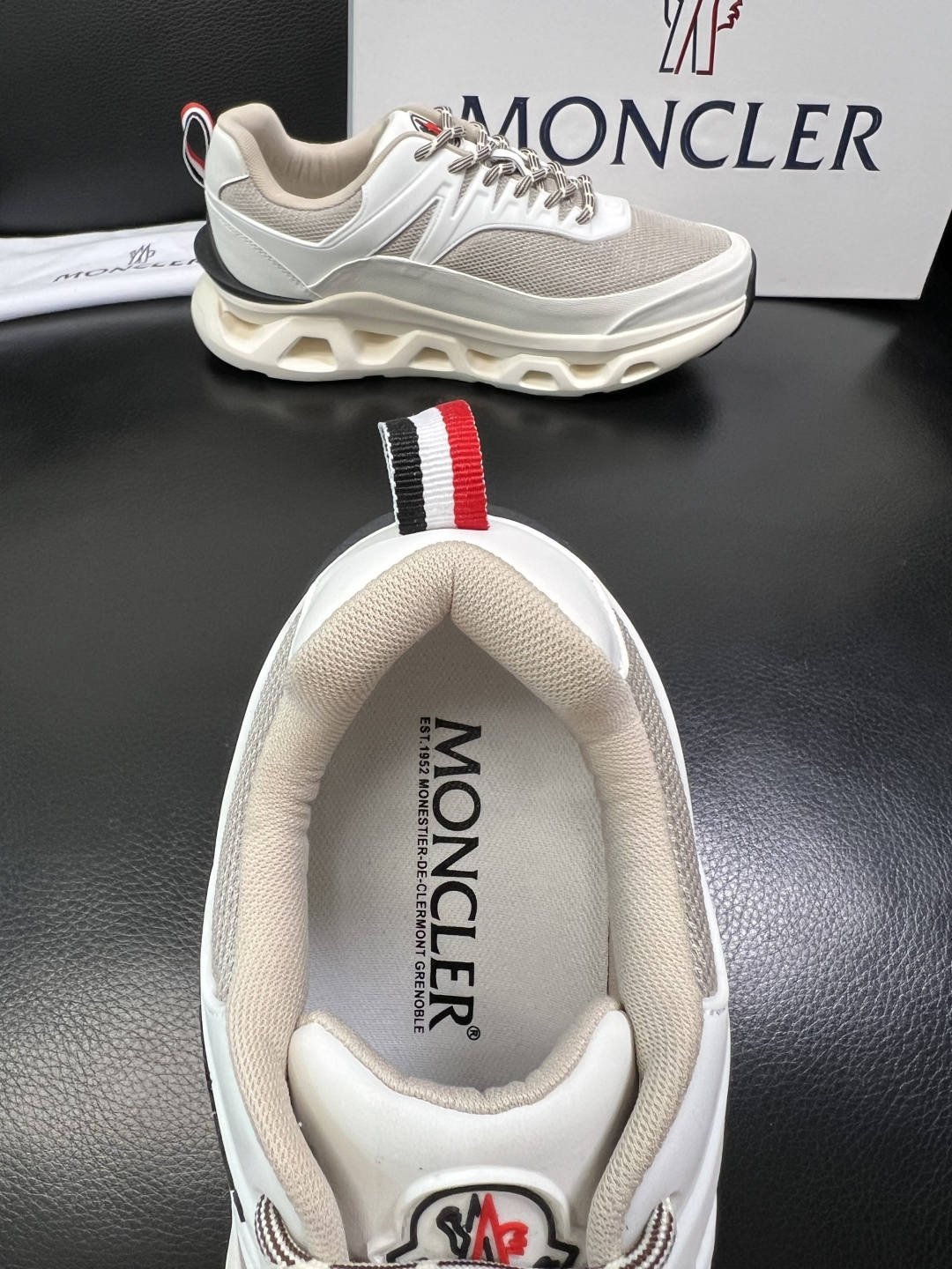 MONCLER 高品质 顶级工艺品 蒙口 新品专柜新款，原厂配置意大利进口牛皮搭配面料，高品质复杂拼接工