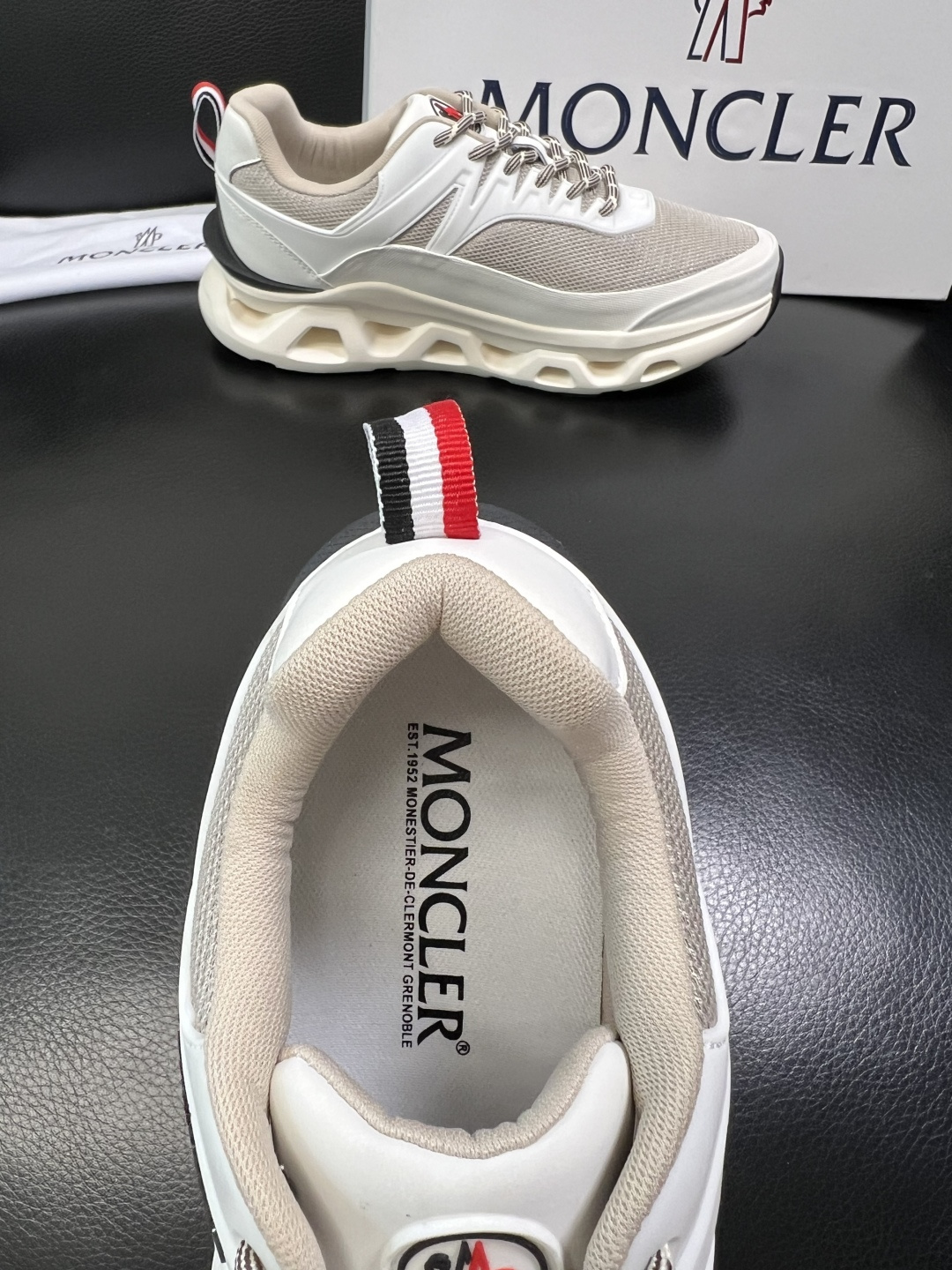 MONCLER 高品质 顶级工艺品 蒙口 新品专柜新款，原厂配置意大利进口牛皮搭配面料，高品质复杂拼接工