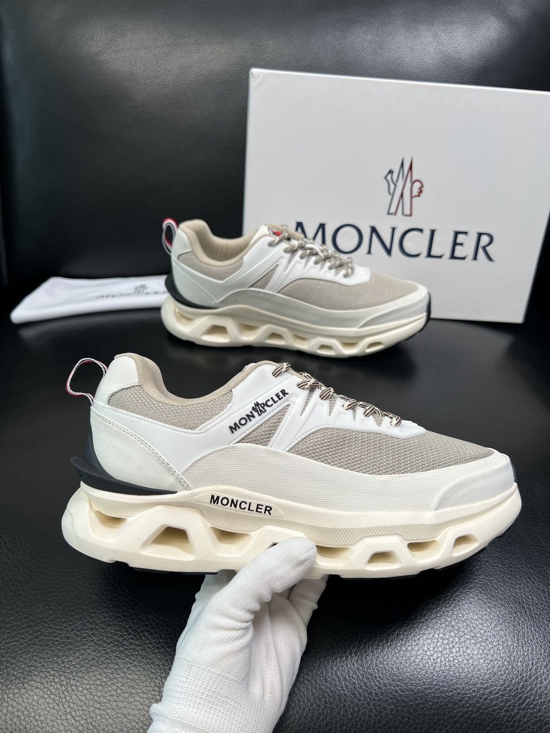 MONCLER 高品质 顶级工艺品 蒙口 新品专柜新款，原厂配置意大利进口牛皮搭配面料，高品质复杂拼接工