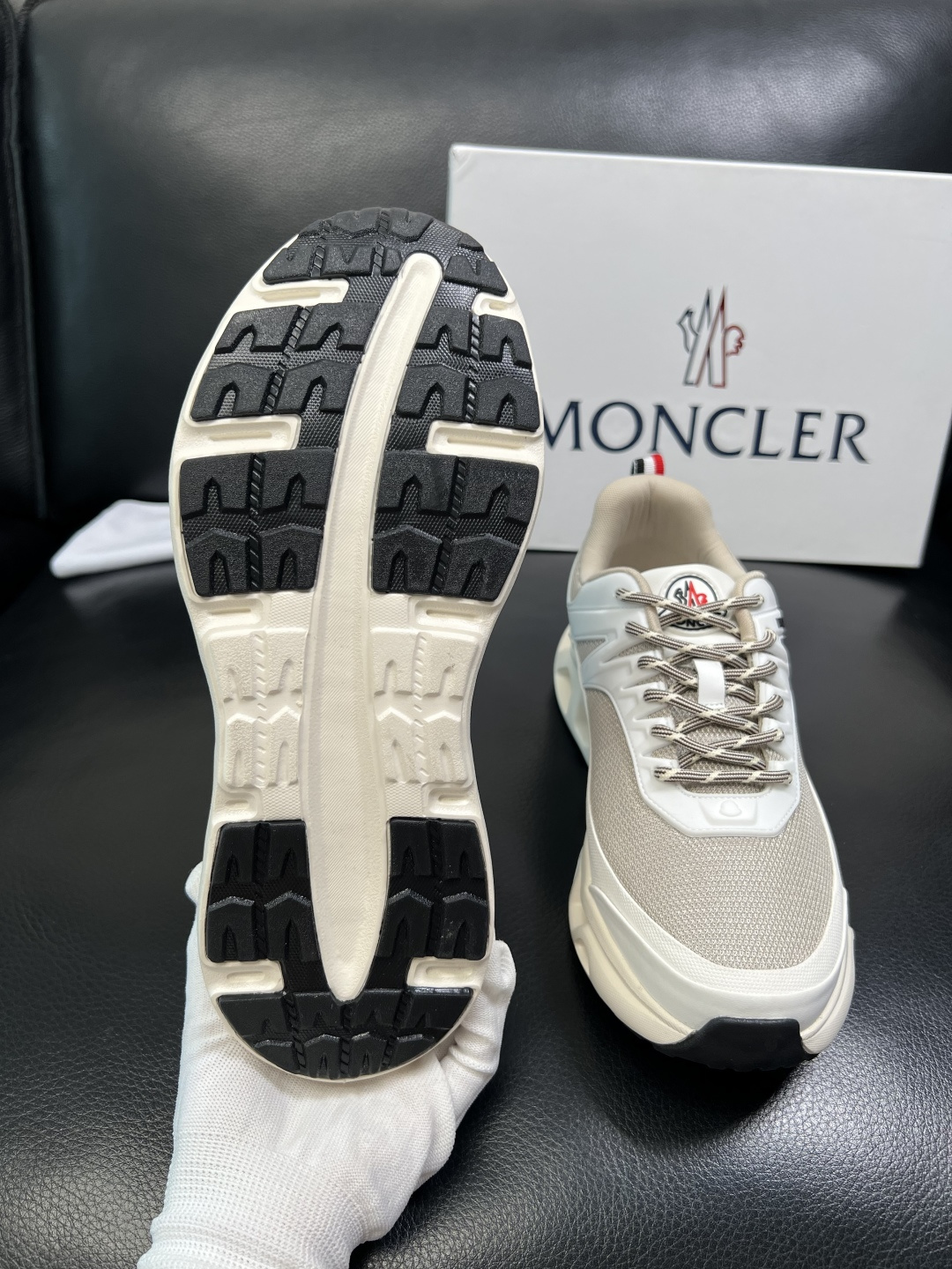 MONCLER 高品质 顶级工艺品 蒙口 新品专柜新款，原厂配置意大利进口牛皮搭配面料，高品质复杂拼接工