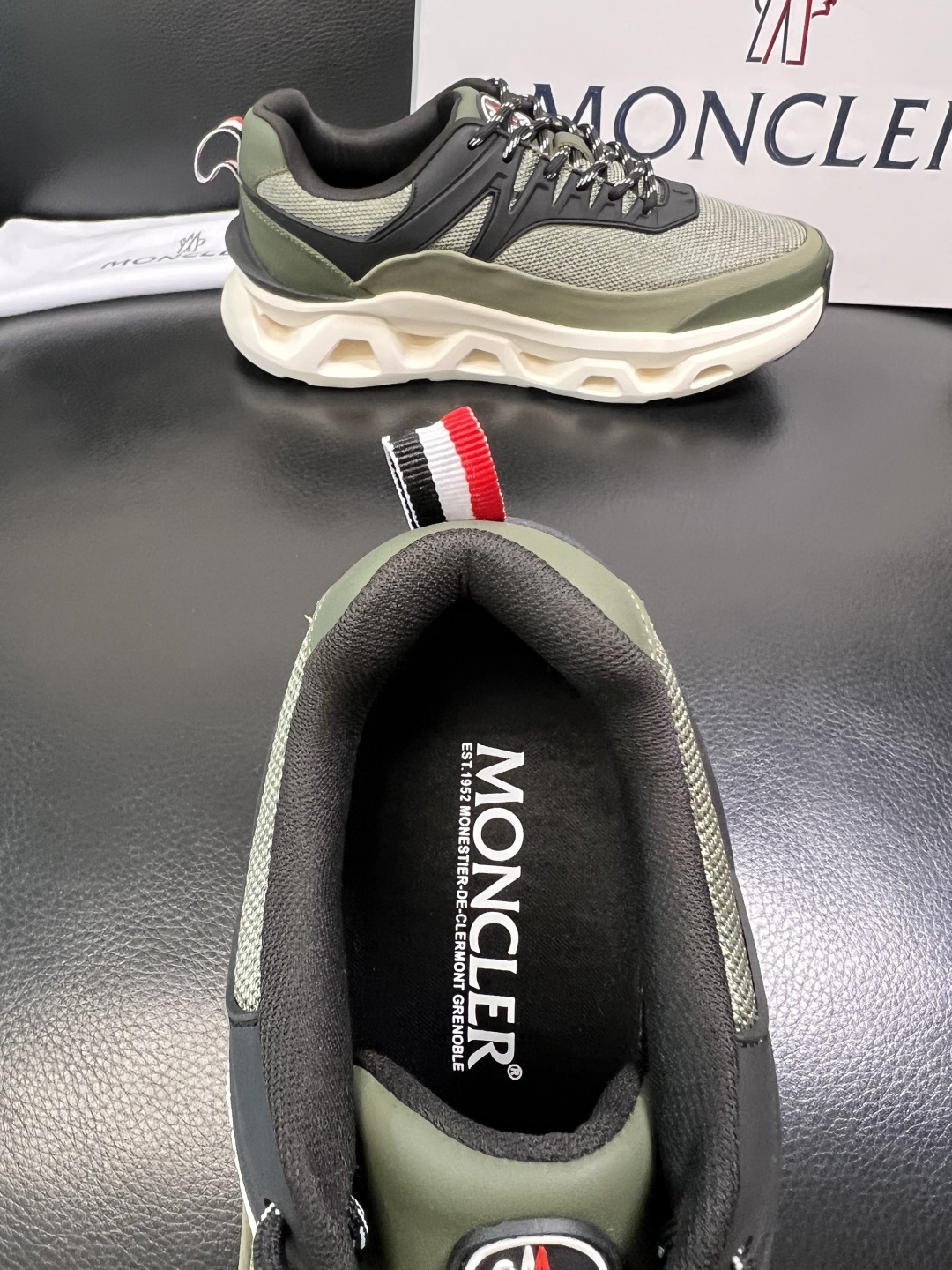 MONCLER 高品质 顶级工艺品 蒙口 新品专柜新款，原厂配置意大利进口牛皮搭配面料，高品质复杂拼接工