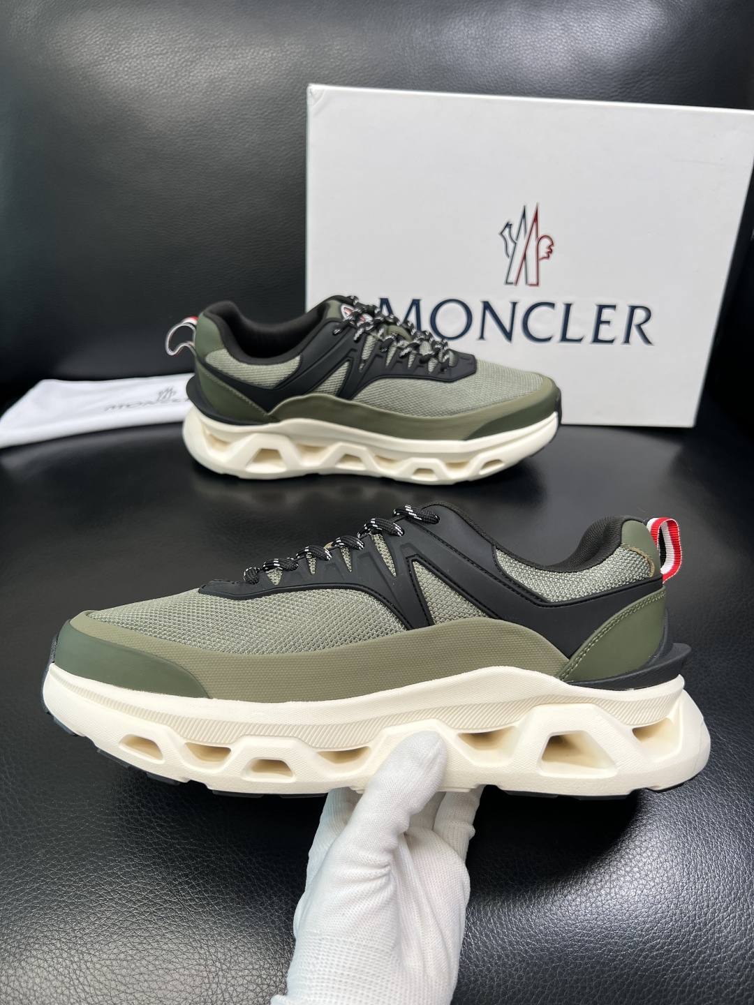 MONCLER 高品质 顶级工艺品 蒙口 新品专柜新款，原厂配置意大利进口牛皮搭配面料，高品质复杂拼接工