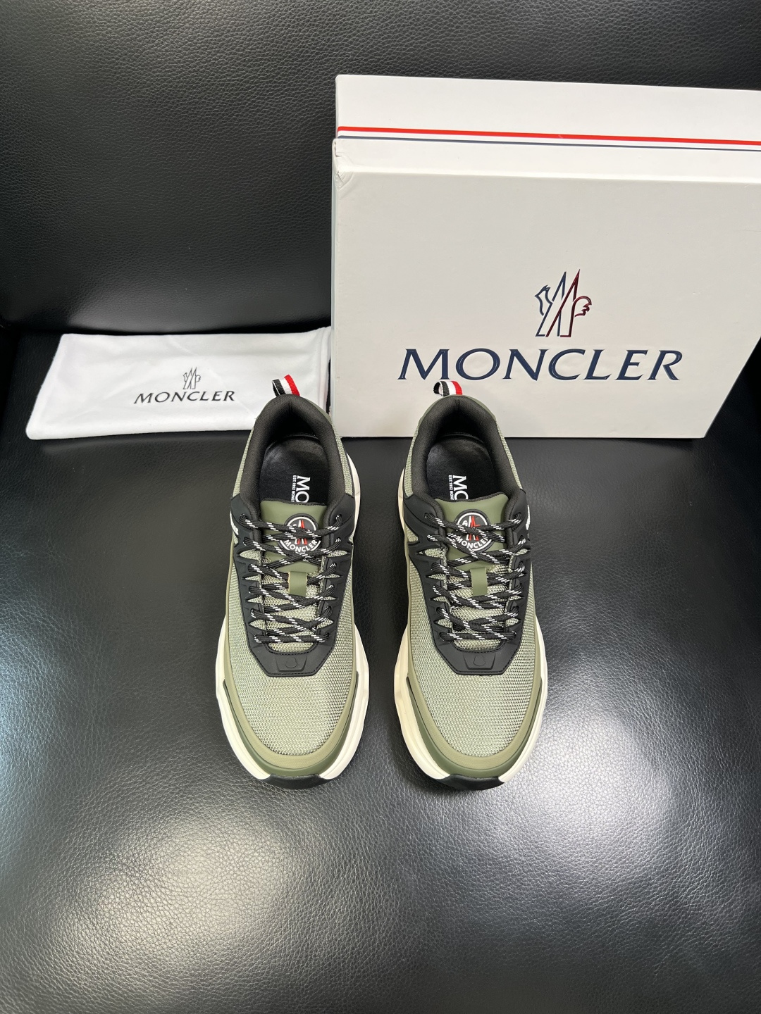 MONCLER 高品质 顶级工艺品 蒙口 新品专柜新款，原厂配置意大利进口牛皮搭配面料，高品质复杂拼接工