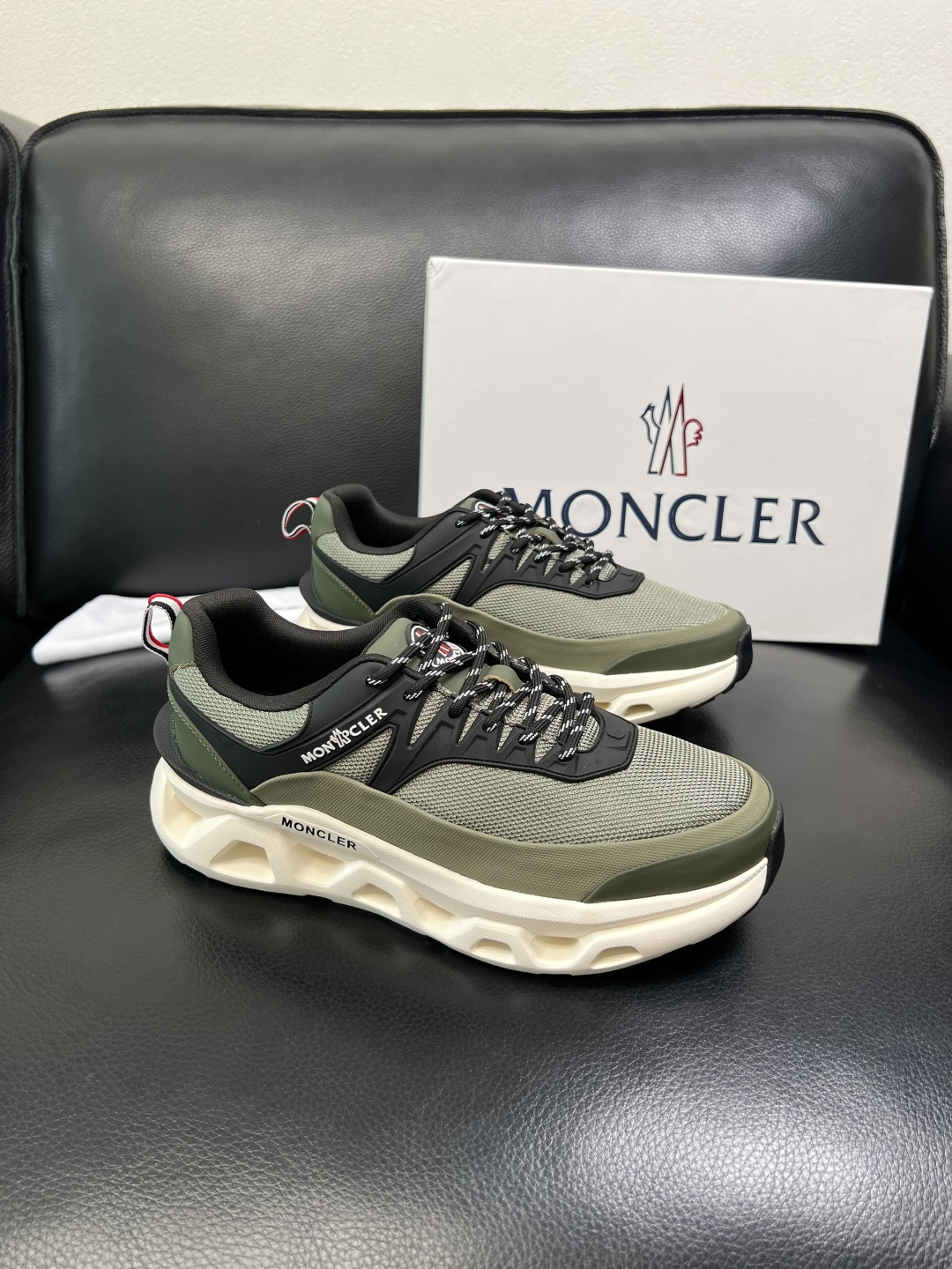 MONCLER 高品质 顶级工艺品 蒙口 新品专柜新款，原厂配置意大利进口牛皮搭配面料，高品质复杂拼接工