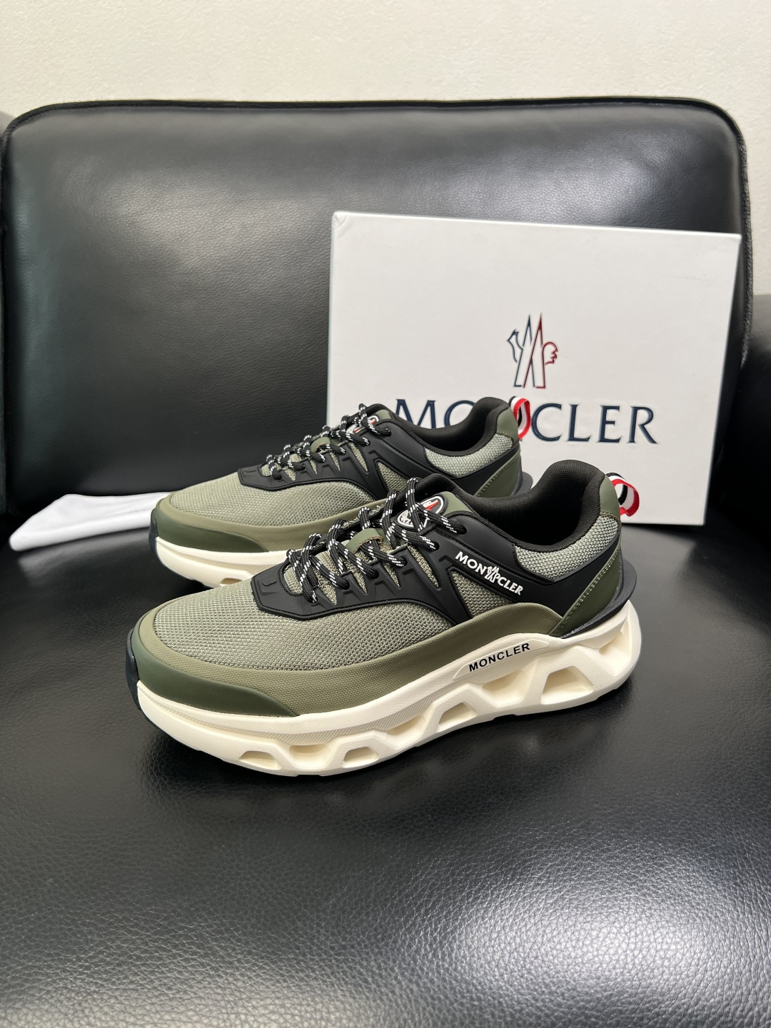 MONCLER 高品质 顶级工艺品 蒙口 新品专柜新款，原厂配置意大利进口牛皮搭配面料，高品质复杂拼接工