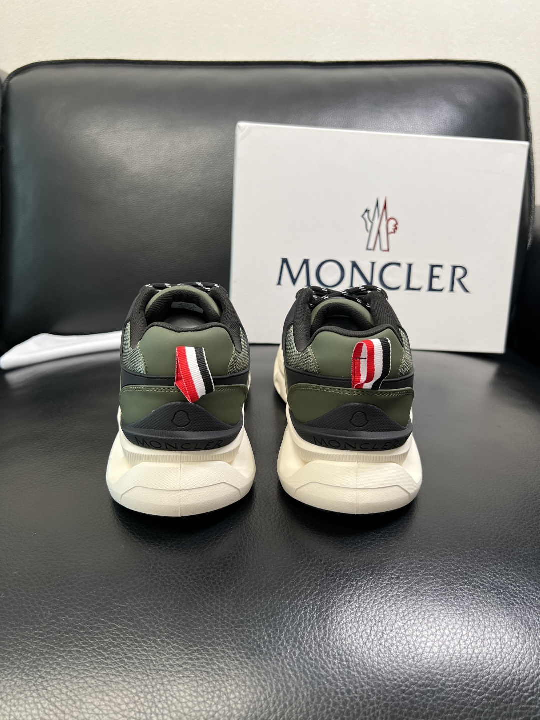 MONCLER 高品质 顶级工艺品 蒙口 新品专柜新款，原厂配置意大利进口牛皮搭配面料，高品质复杂拼接工